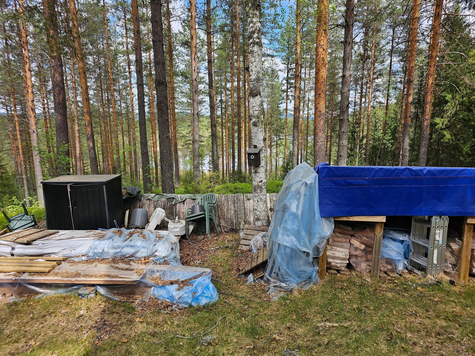 Vedbod og materialer. Her er en del som må kastes. Galleribilde