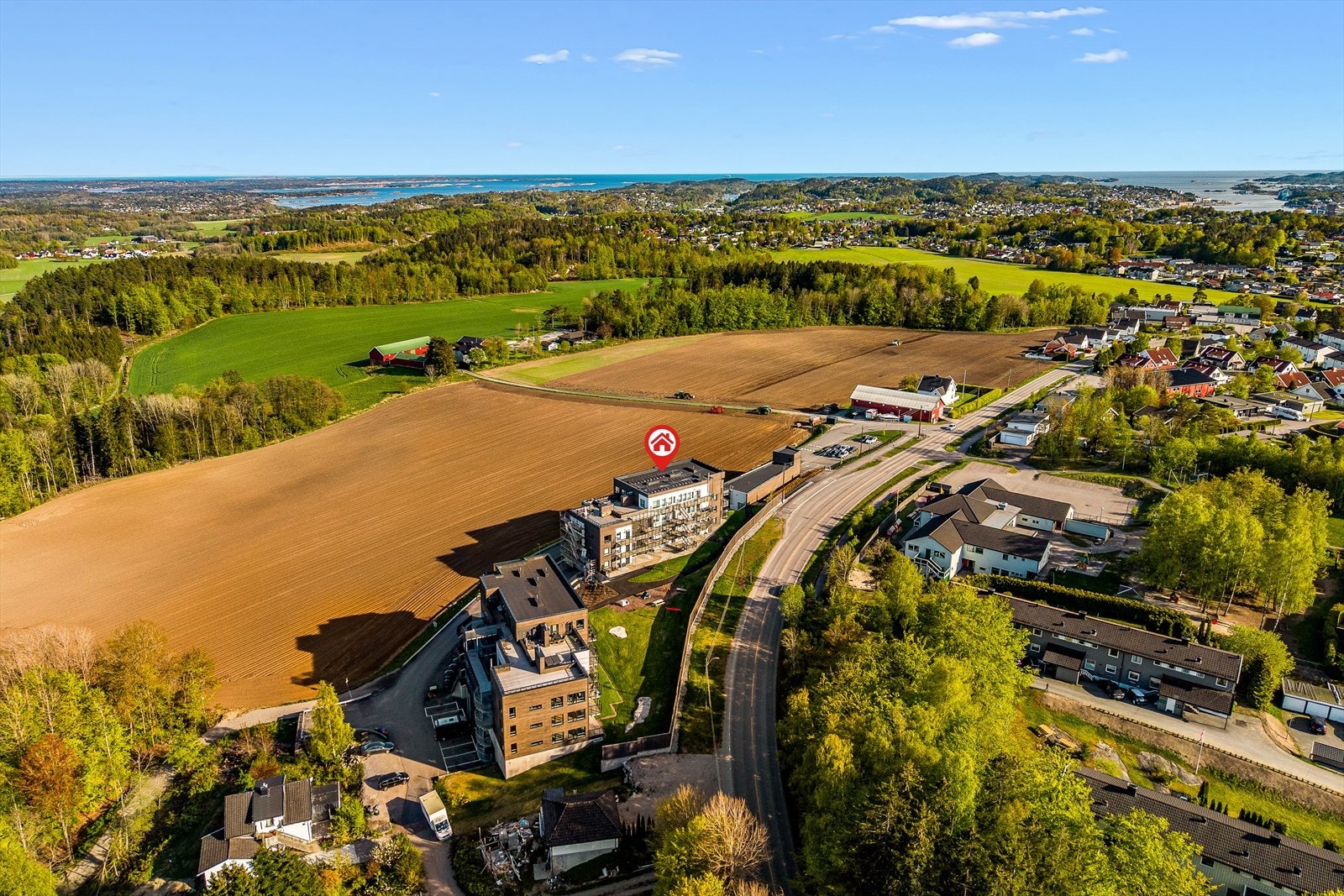 Den idylliske beliggenheten kombinerer landlig ro med praktisk nærhet til E18, som ligger kun 4 minutters kjøretur unna i både nord- og sørgående retning - perfekt for pendlere. Galleribilde