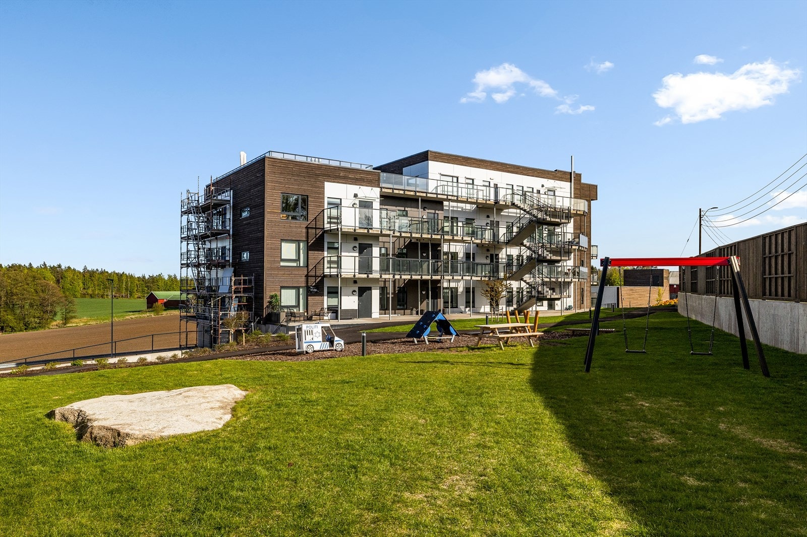 Flott lekeplass på borettslagets tomt. Galleribilde