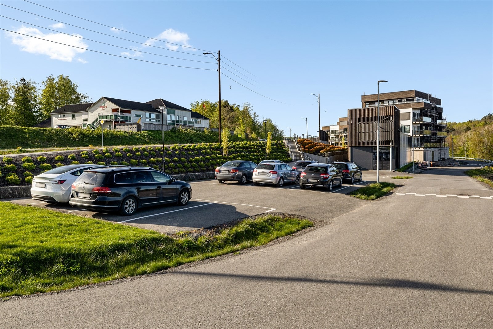 Området er pent opparbeidet med asfalterte adkomstveier, parkeringsplasser og en velholdt gressplen som gir et trivelig og ordentlig inntrykk. Galleribilde