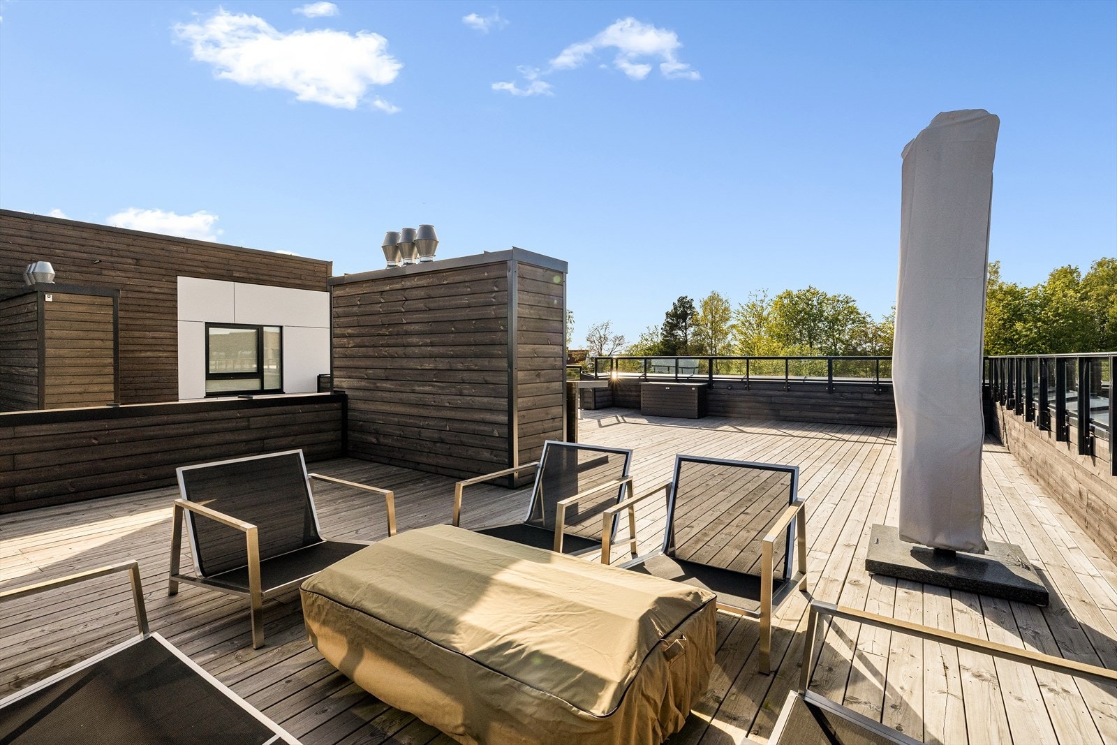 Felles takterrasse med fantastiske solforhold gjennom hele dagen. Her kan du slappe av, nyte utsikten og tilbringe tid med venner og familie i en hyggelig atmosfære. Galleribilde