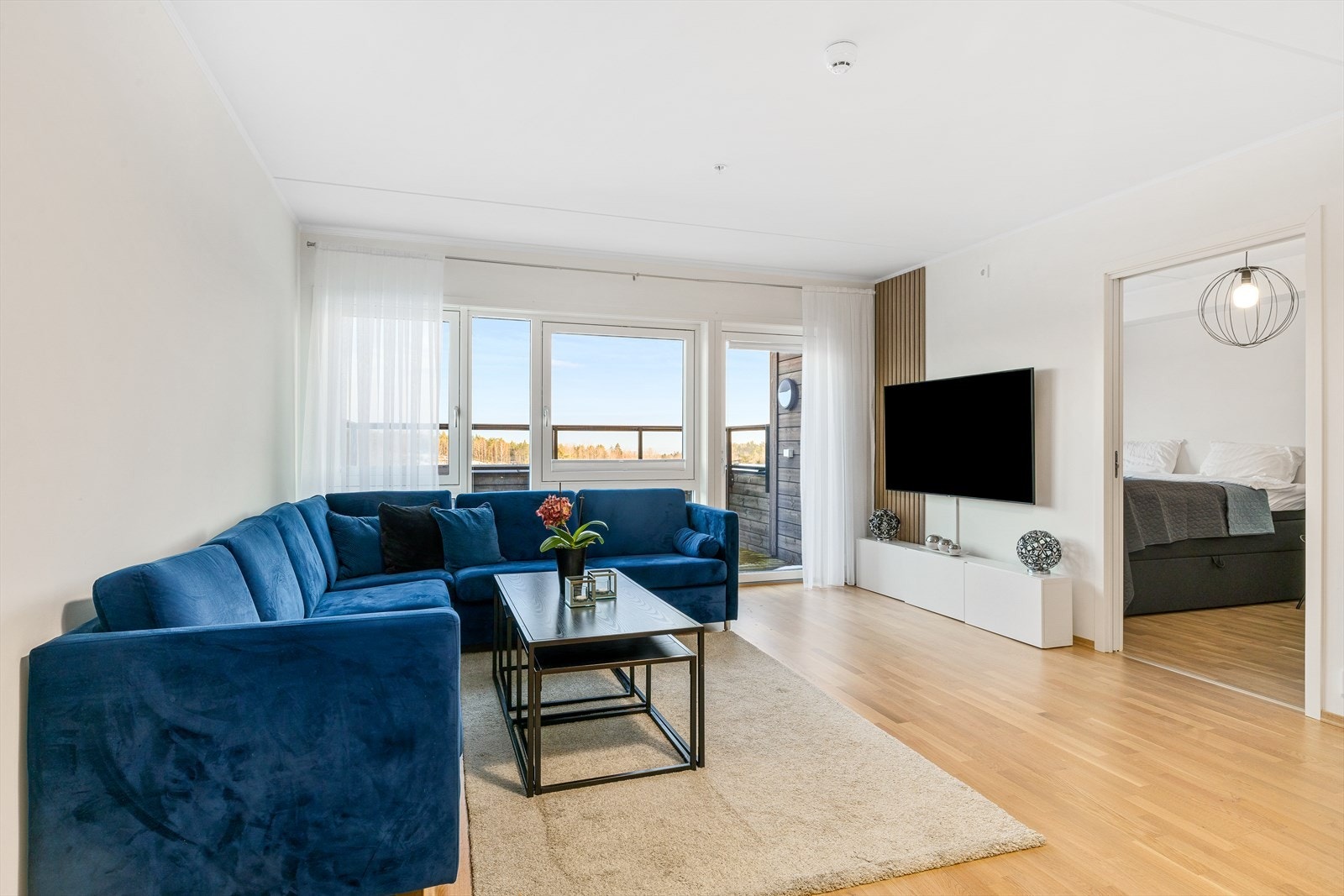 Stuen er et innbydende rom med mye naturlig lys fra store vindusflater. Galleribilde