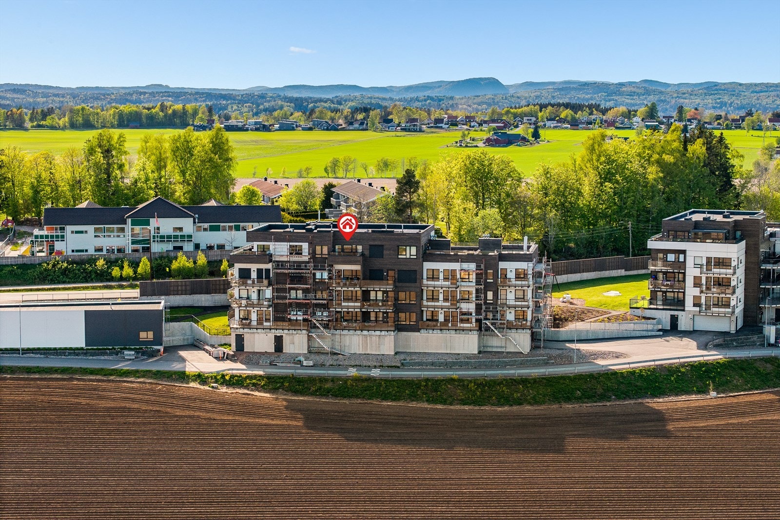 Moderne leilighetskompleks med en attraktiv beliggenhet i et rolig og familievennlig område. Bygget har en stilren fasade med store balkonger som gir flott utsikt over omgivelsene. Galleribilde