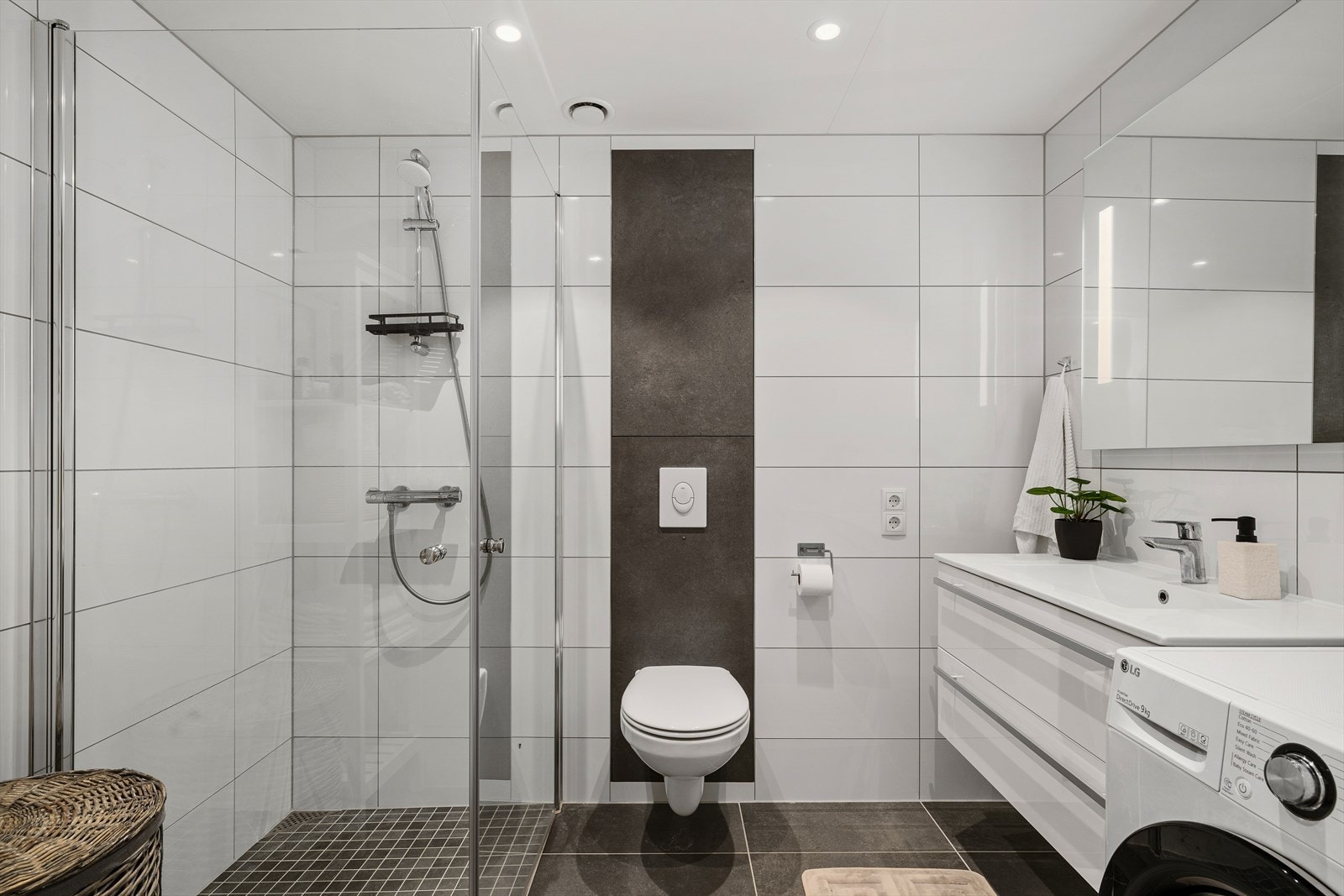 Lekkert baderom med flis på vegger og platet tak m/downlights. Flis på gulv og elektriske varmekabler. Galleribilde