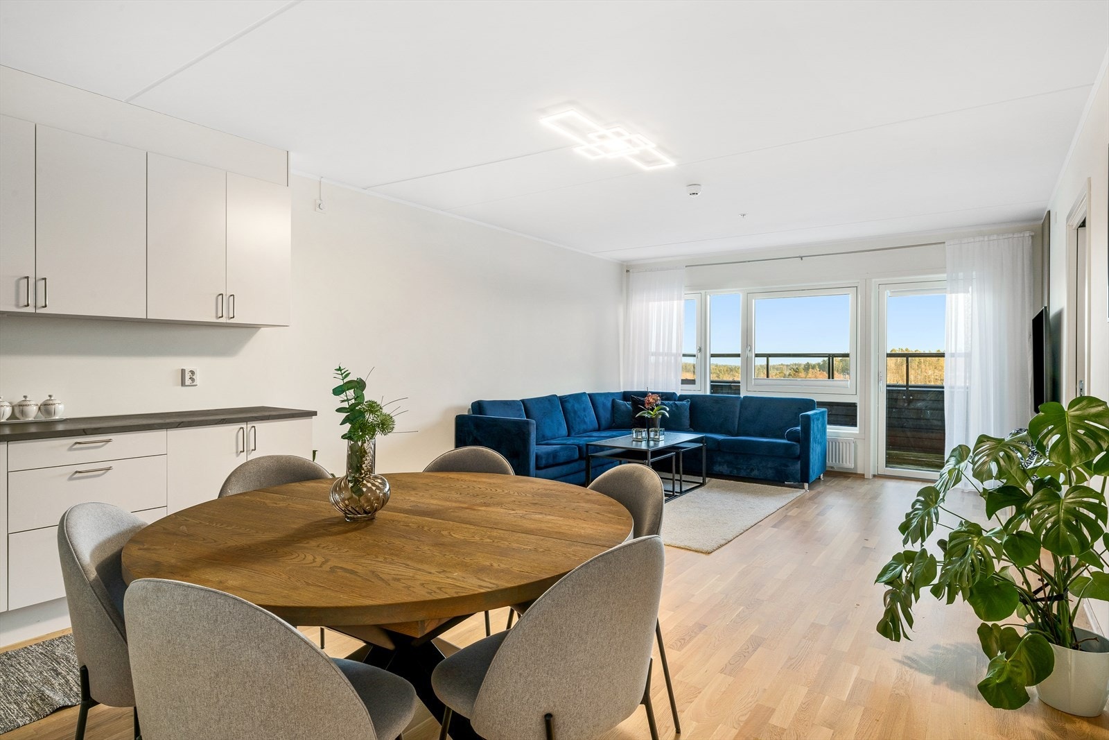 Stuen er innredet med stilfulle møbler og store vinduer som slipper inn rikelig med naturlig lys. Galleribilde