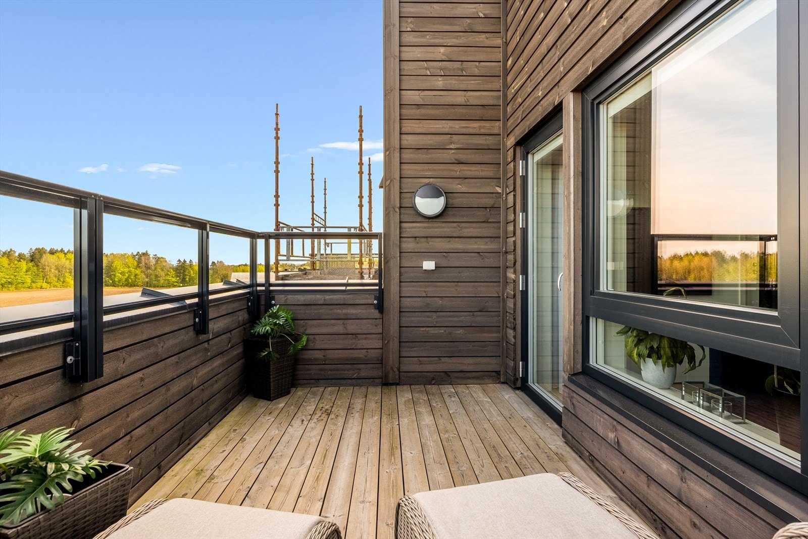 Utgang fra stuen til solrik terrasse. Galleribilde