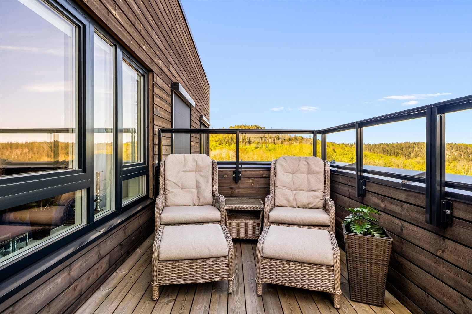 Her får du det beste av begge verdener - ro, naturskjønnhet og samtidig en svært sentral beliggenhet! Galleribilde