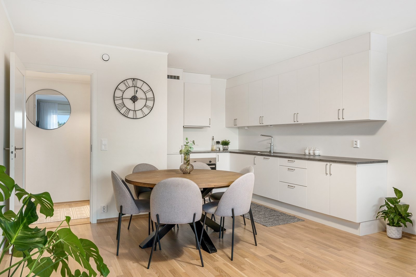 Det tilknyttede kjøkkenet er funksjonelt og tidløst, med hvite fronter og integrerte hvitevarer. Galleribilde