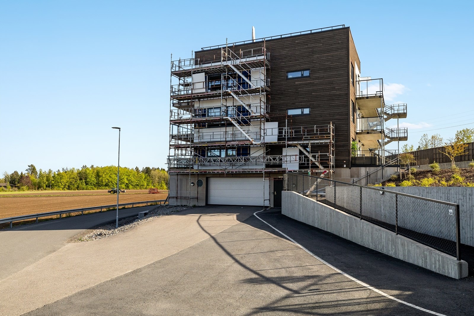 Innkjøring til garasjeanlegget. Galleribilde