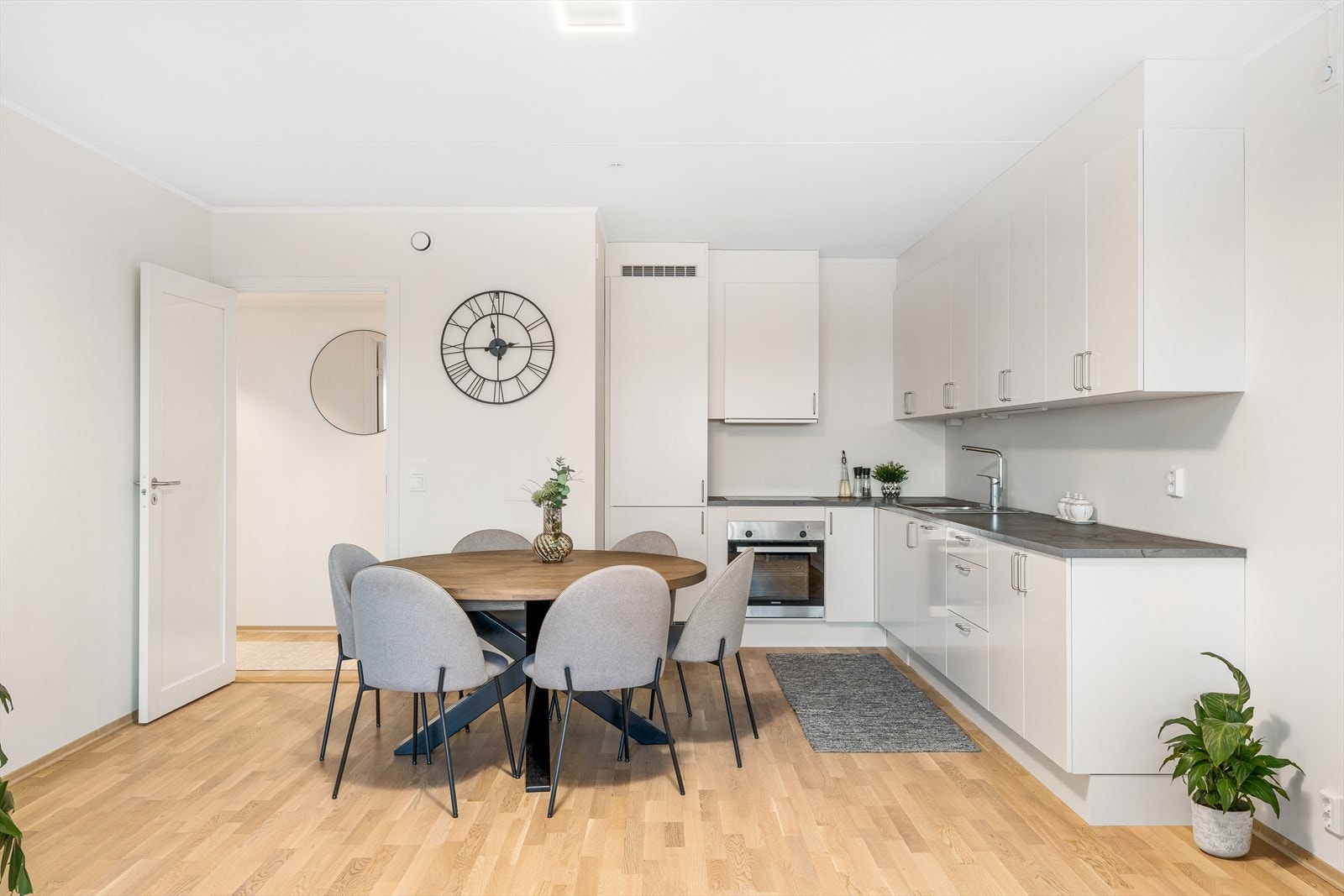 Spiseplassen er strategisk plassert og gir rom for hyggelige måltider. Galleribilde