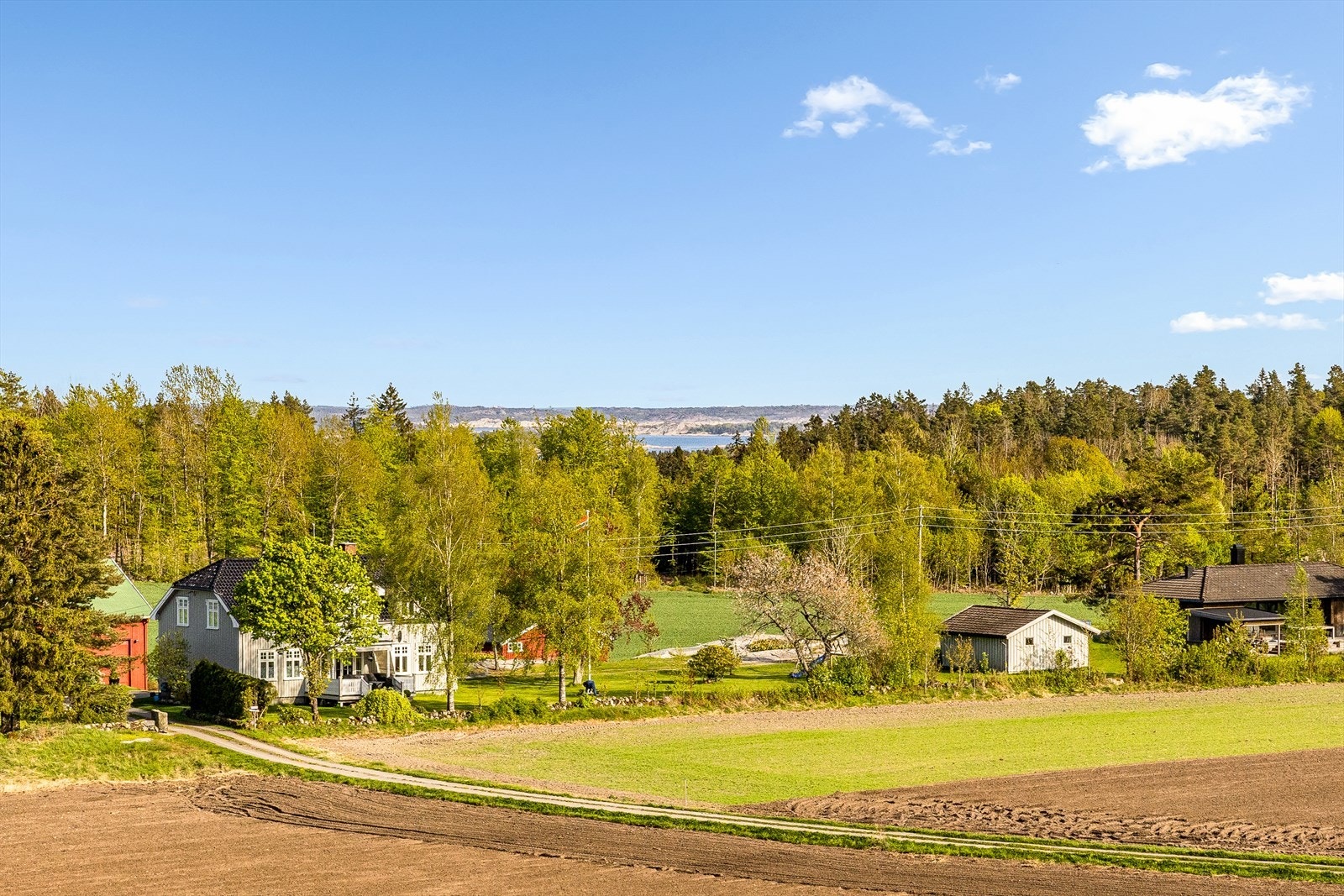 En felles takterrasse med strålende solforhold og en imponerende utsikt. Galleribilde