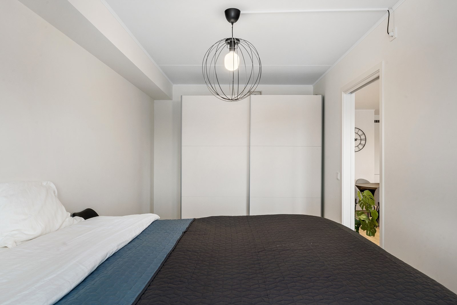 Det er god plass til en praktisk og romslig garderobeløsning, som gir rikelig med oppbevaringsmuligheter. Galleribilde