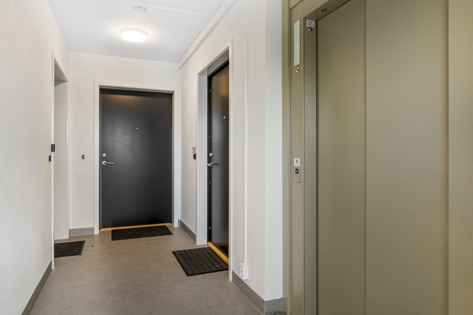 Heisen gir direkte tilgang ned til garasjeanlegget, som gjør det enkelt og praktisk å komme fra leiligheten til bilen. Galleribilde