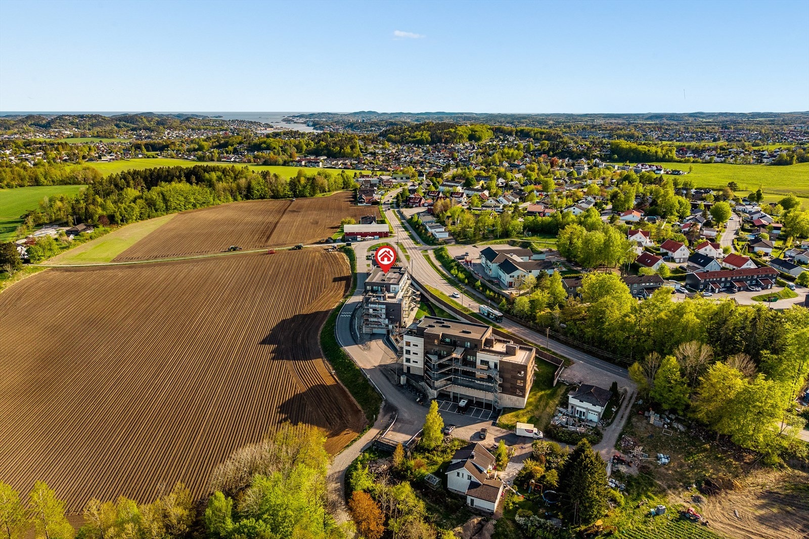 Leiligheten har en flott og høytliggende beliggenhet på Åbol, omgitt av landlige og naturskjønne omgivelser. Galleribilde