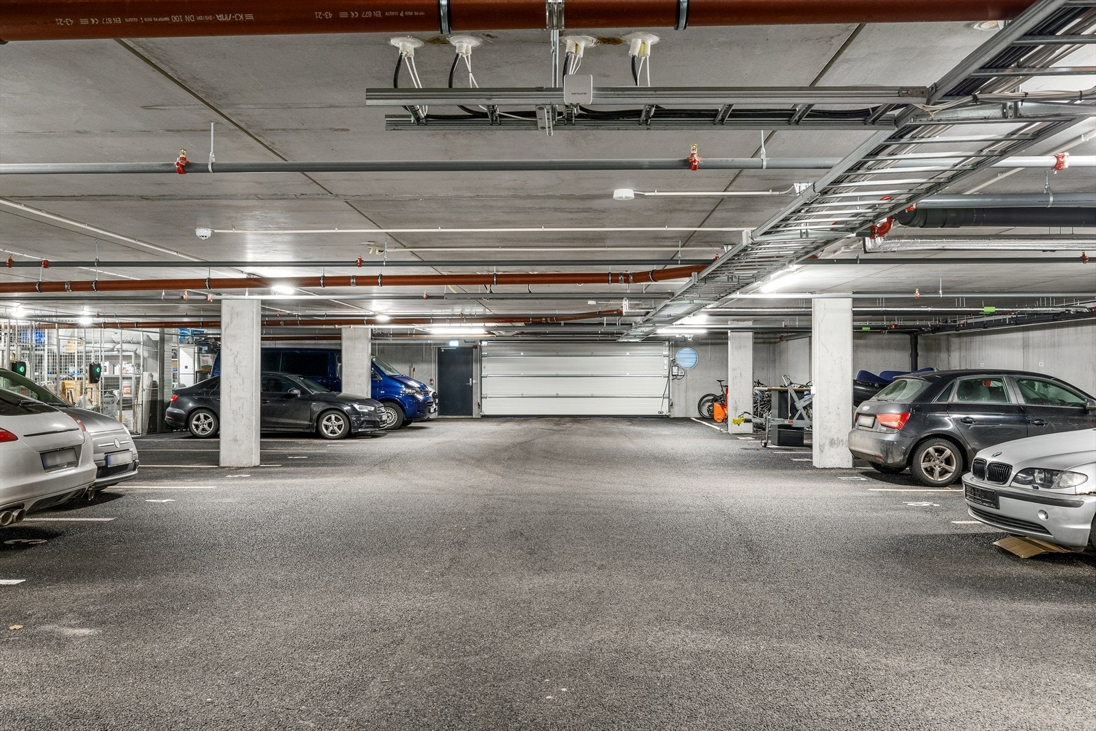 Det medfølger en egen parkeringsplass i byggets parkeringskjeller, som gir praktisk og trygg parkering året rundt Galleribilde