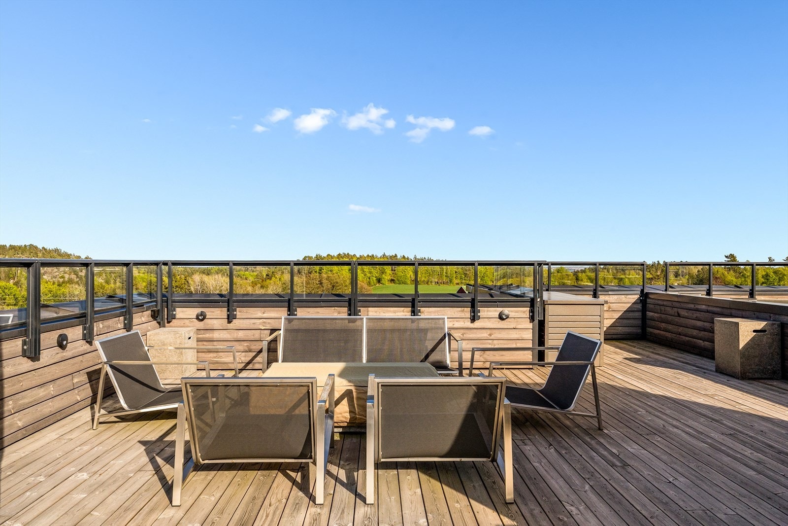 Med solen som skinner ned på takterrassen, vil du kunne nyte varme solstråler og en atmosfære av velvære. Galleribilde