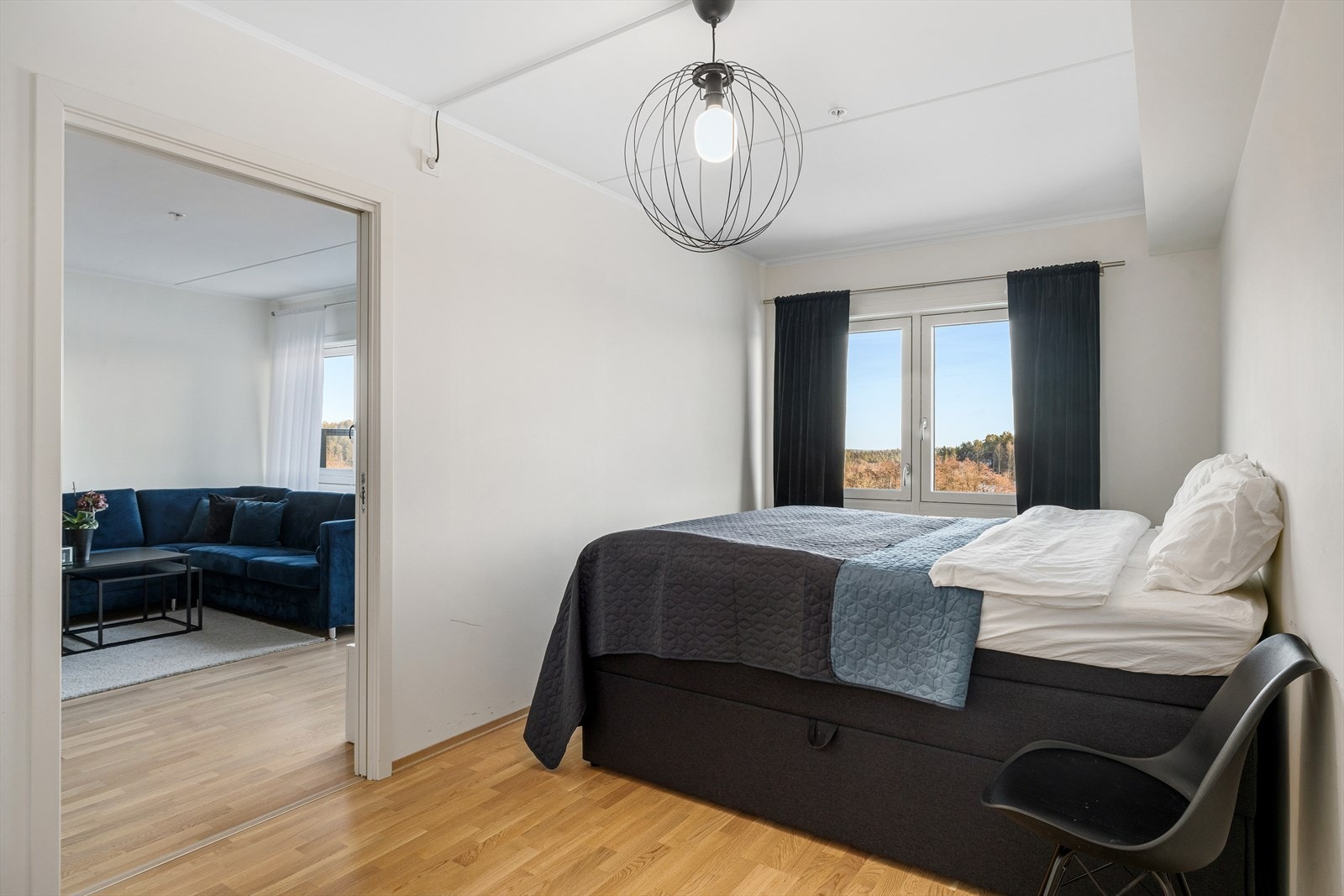 Pent og romslig soverom. Galleribilde