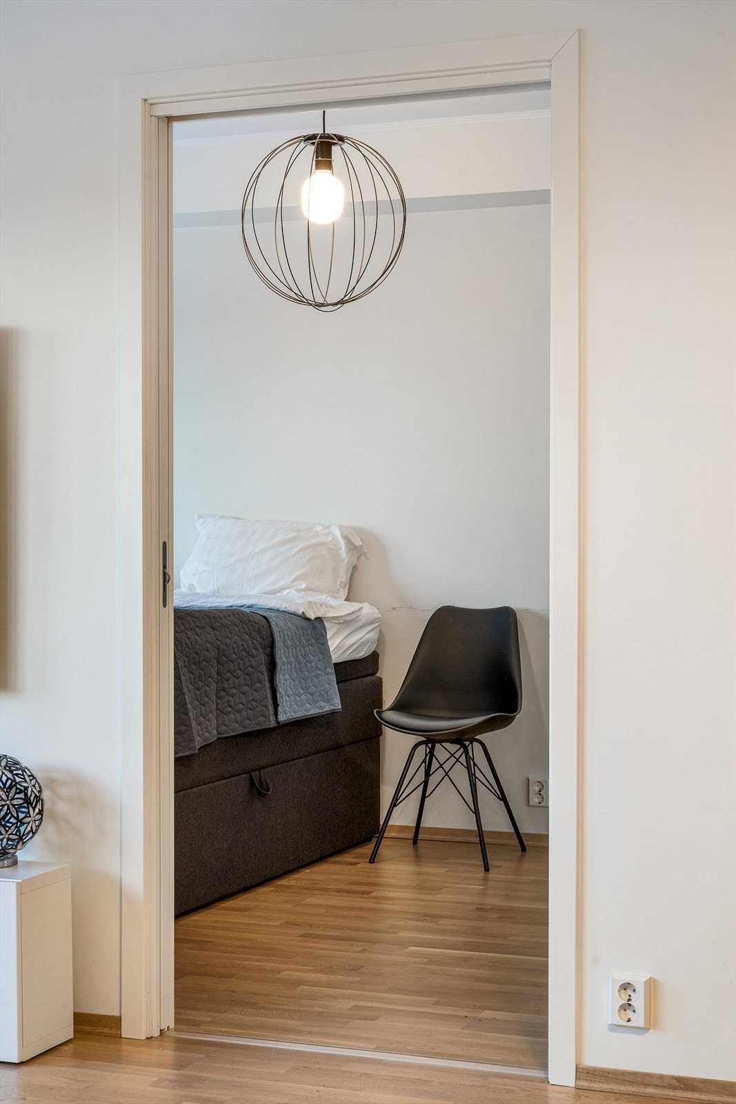 Soverommet er lett tilgjengelig fra stuen, noe som gir en praktisk og åpen løsning i leiligheten. Galleribilde