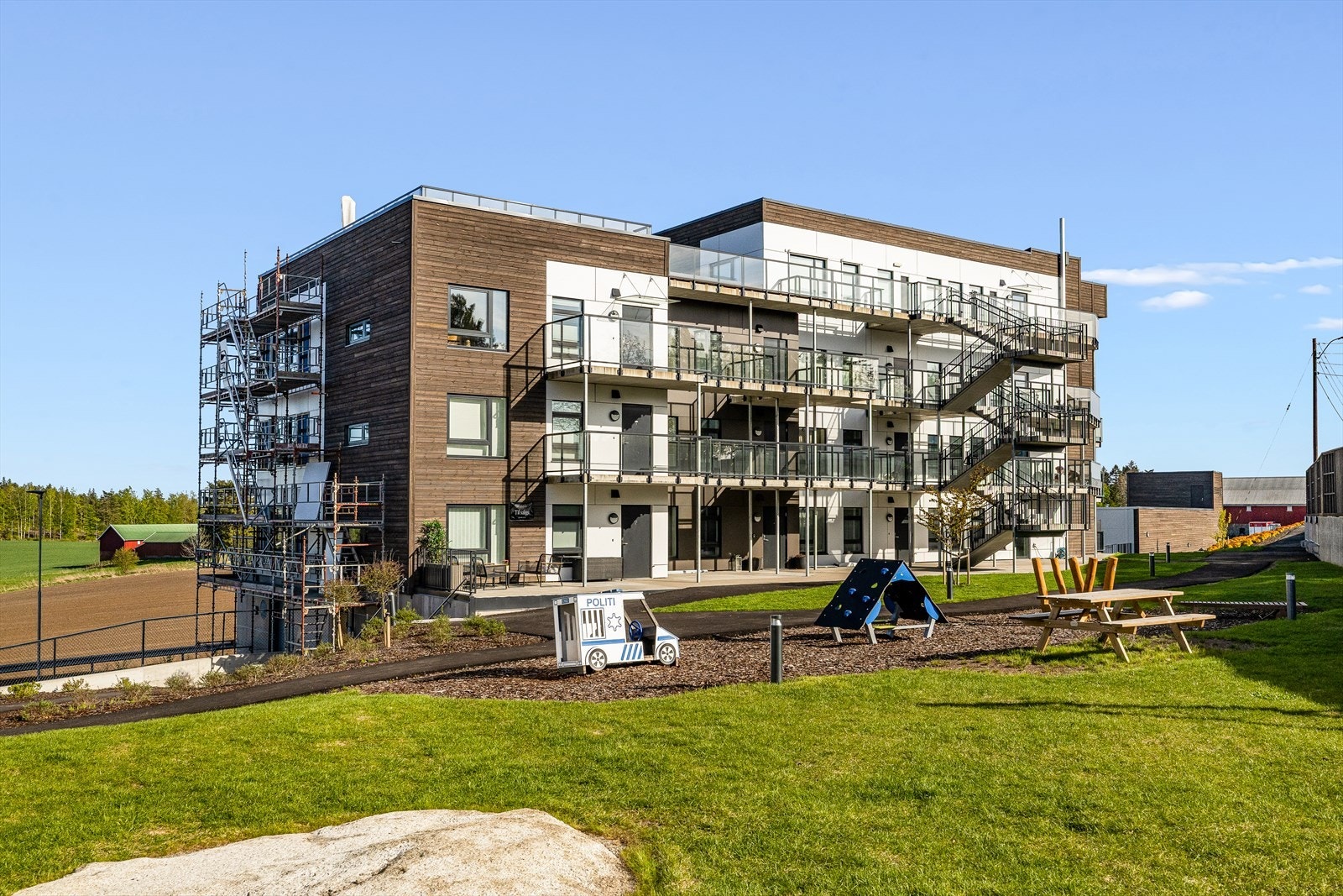 Tomten på 2071 kvm eies av borettslaget og ligger i rolige og idylliske omgivelser, samtidig som det er kort vei til sentrum. Galleribilde