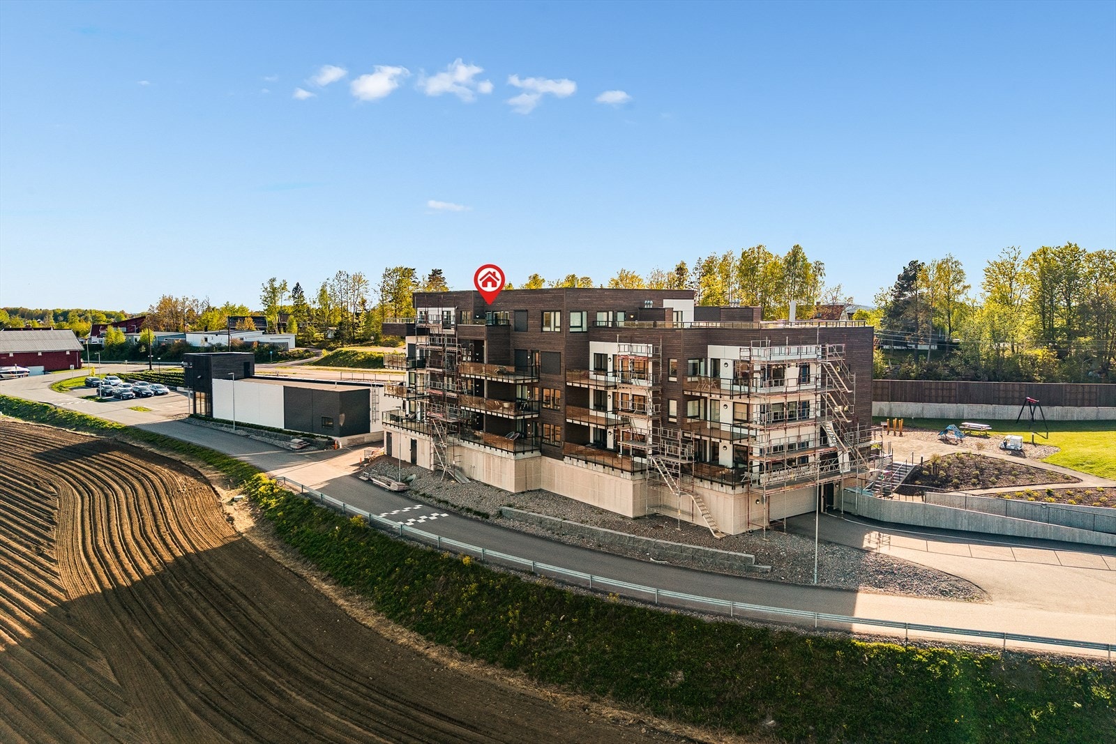 Denne leiligheten er ideell for deg som ønsker et solrikt hjem i landlige omgivelser, med nærhet til naturen og et fredelig miljø. Galleribilde