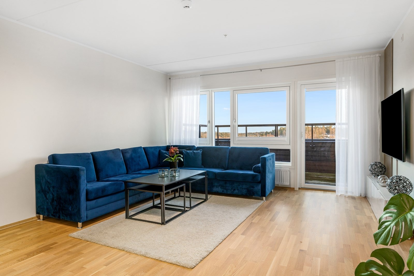 Fra stuen er det utgang til en 9 kvm stor betongbalkong med et stilfullt glassrekkverk som både gir et moderne preg og rammer inn den flotte utsikten. Her kan du slappe av og nyte den vakre naturen rundt. Galleribilde