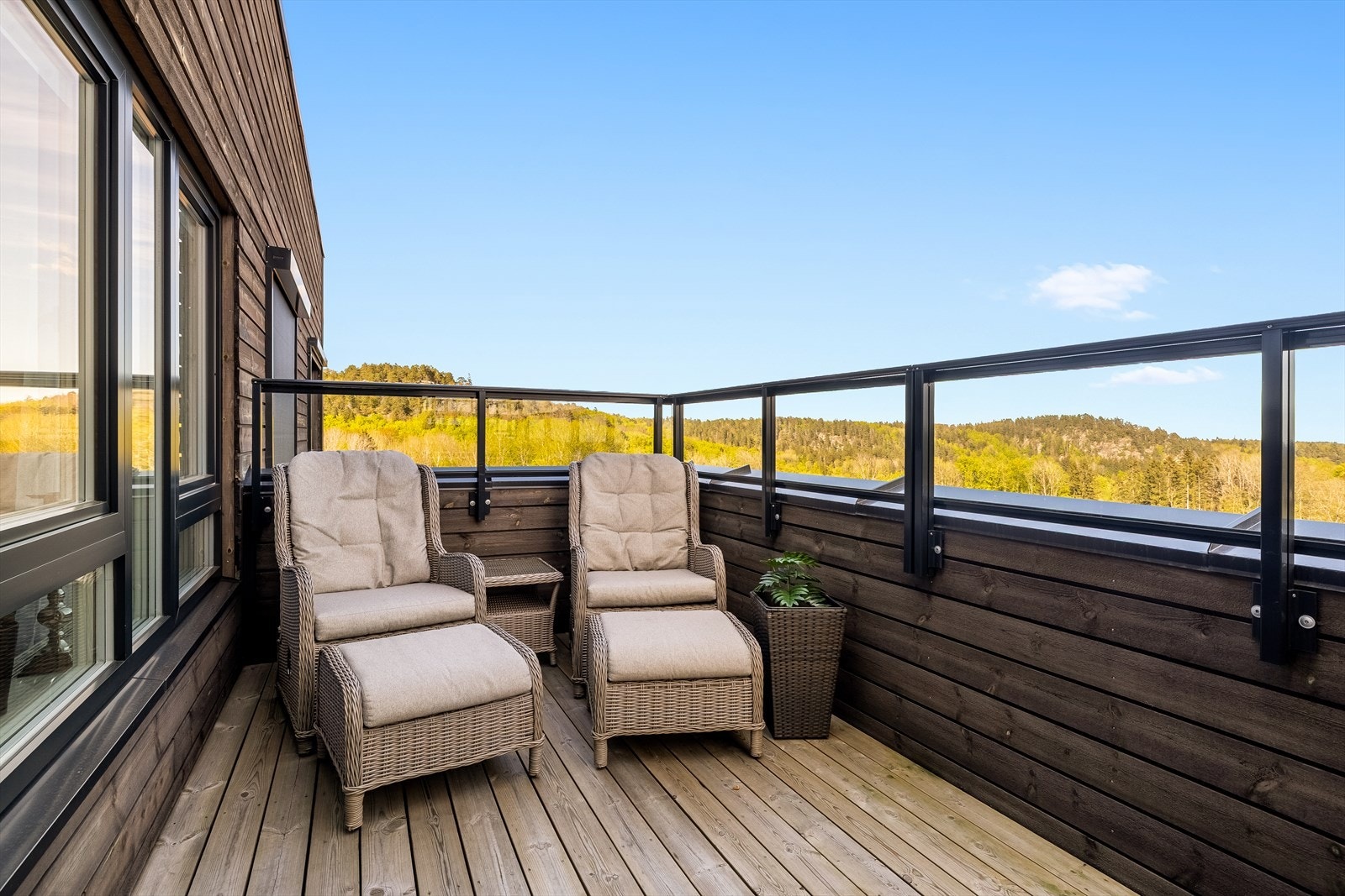 Her kan du sitte skjermet og nyte både solen og den flotte utsikten i rolige omgivelser. Galleribilde