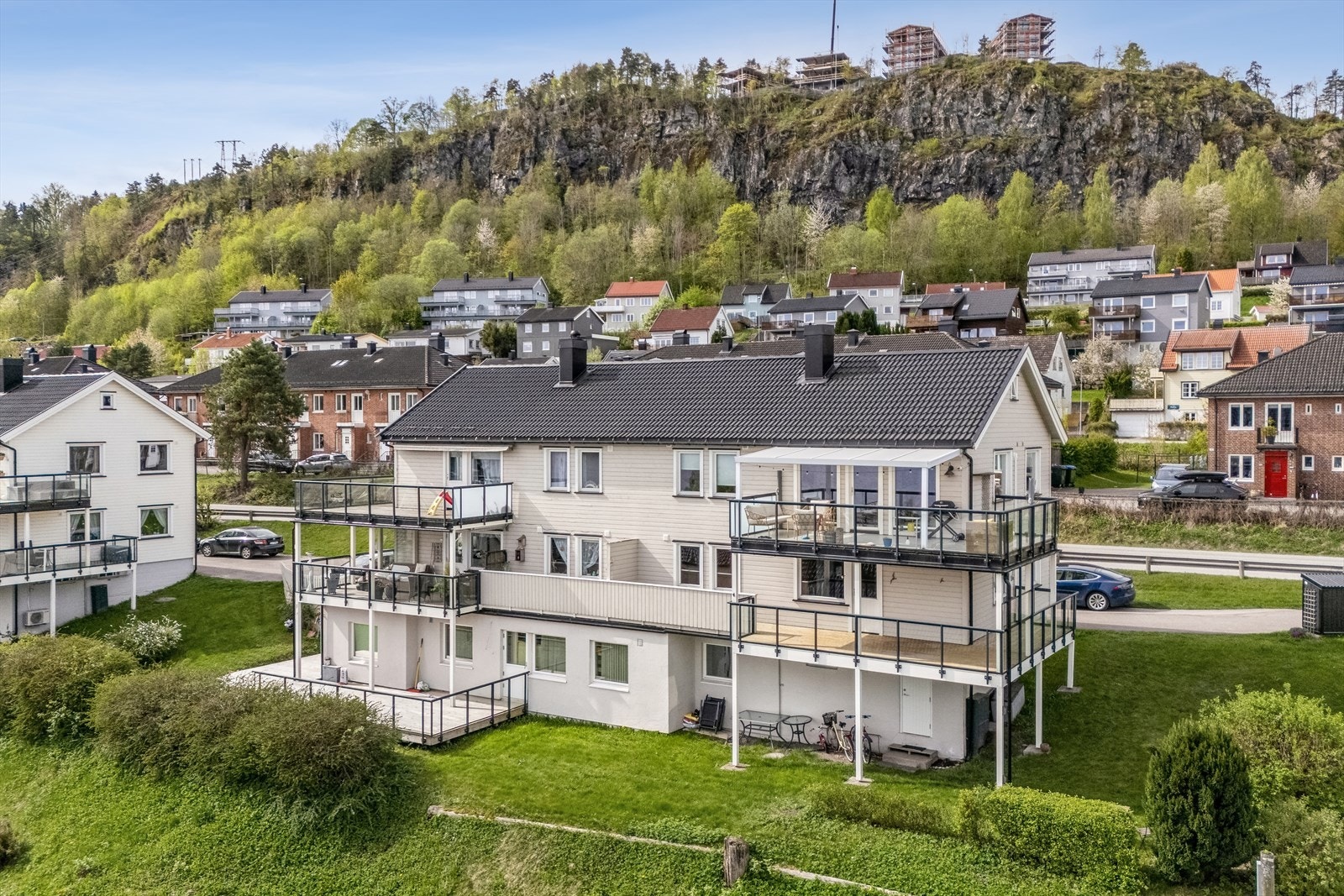 Fasade fra baksiden av huset , terrassen går rundt hjørnet og får litt ekstra sol der. Galleribilde