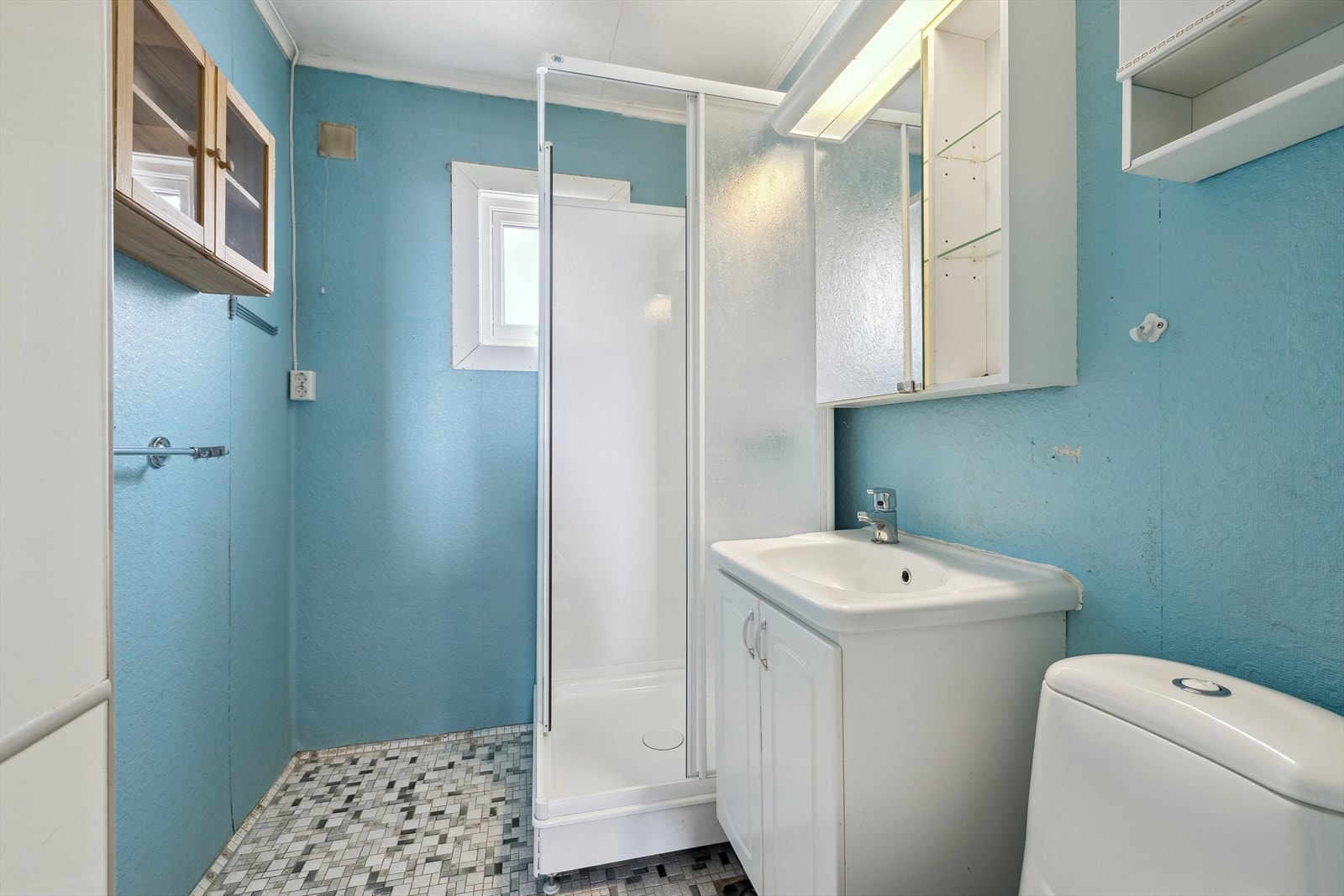 Badet har gulv av betong og malt strie på vegger Galleribilde