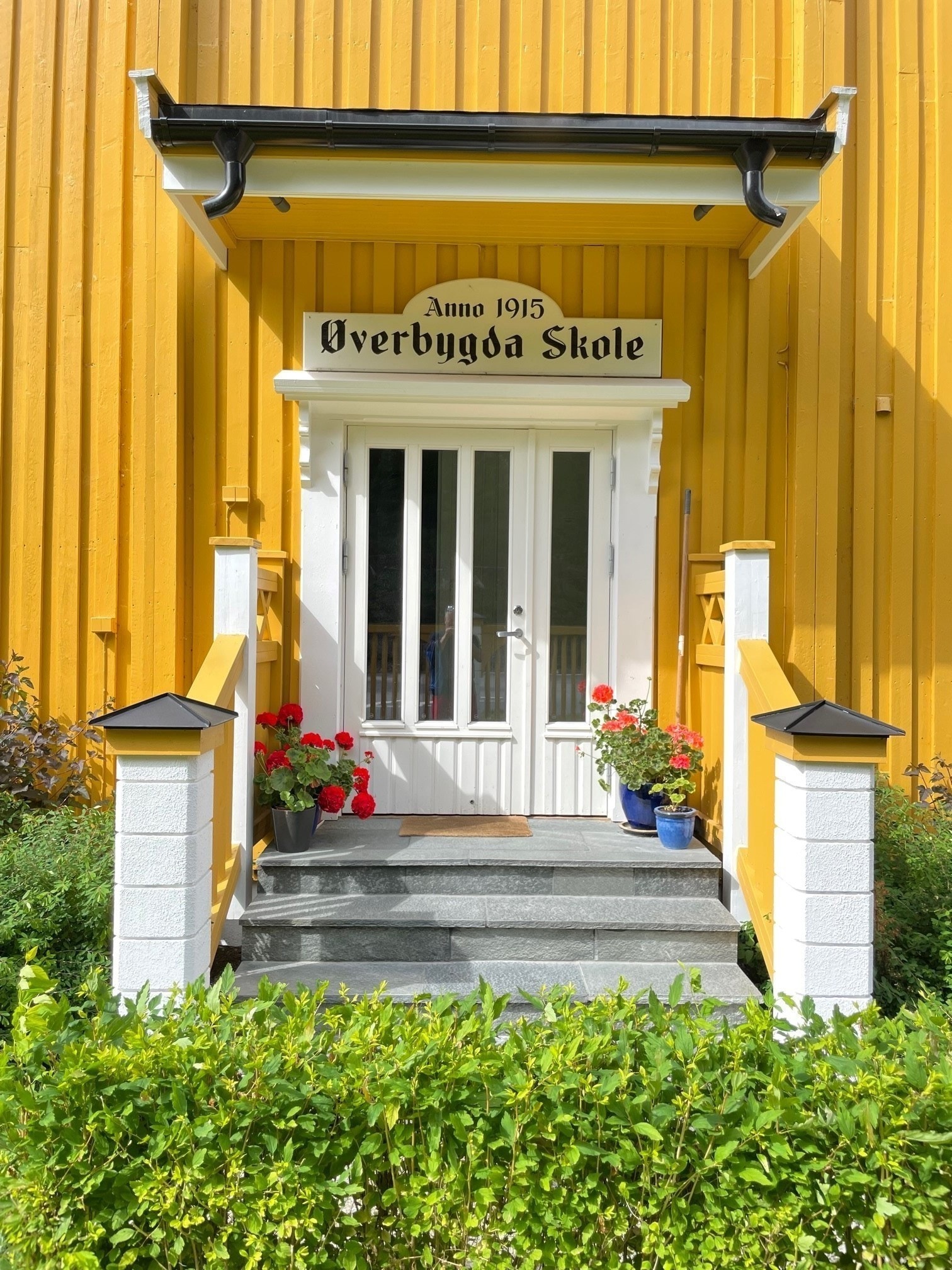 Inngangspartiet til Øverbygda Skole. Galleribilde