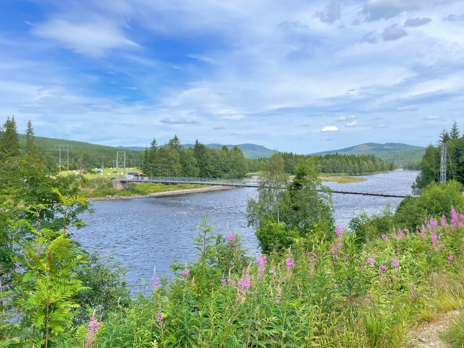 Strandvoldbrua gir mulighet for hyggelig turområde på begge sider av Trysilelva. Galleribilde
