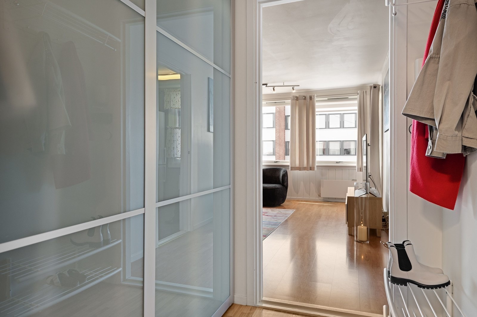 Åpen og lys entré med stor skyvedørsgarderobe med god oppbevaringsplass. Galleribilde