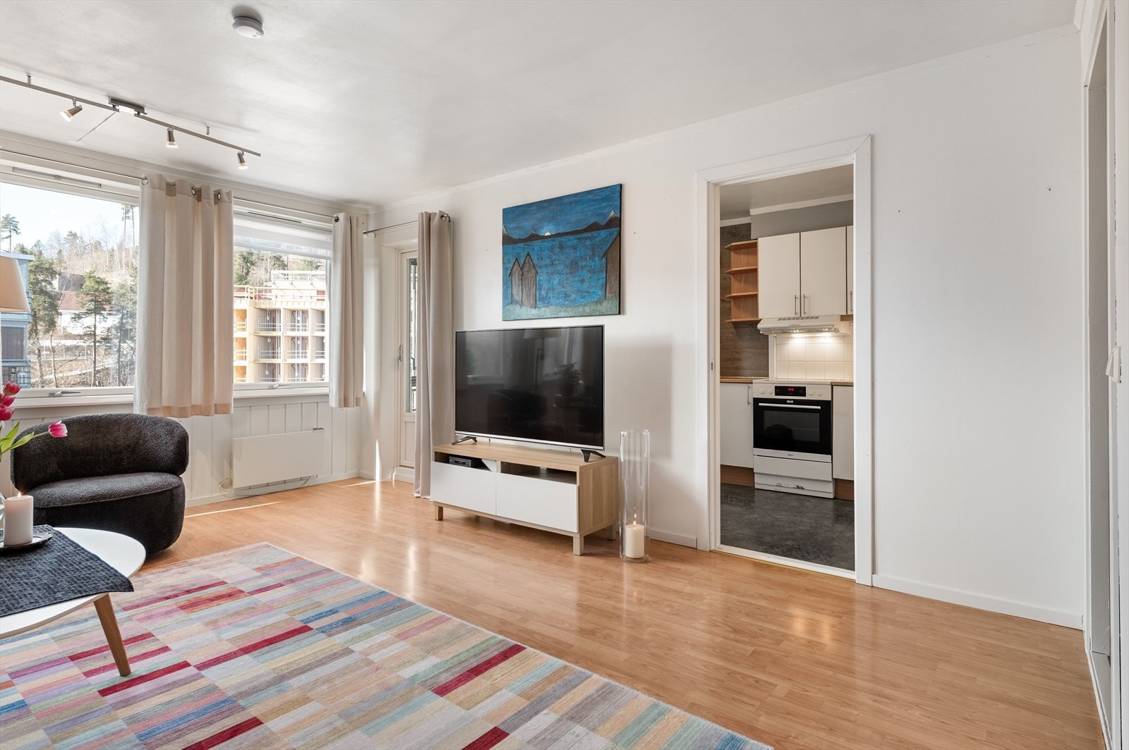 Fra stuen er det utgang til vestvendt innglasset balkong med ettermiddags
sol. Galleribilde