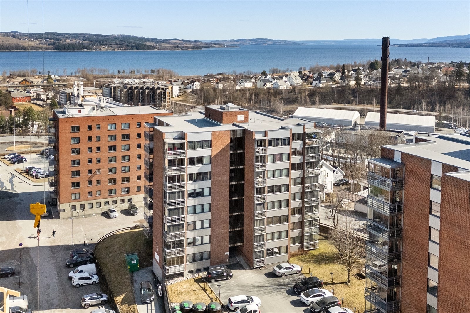 Dronebilde av fasade, Mjøsa i bakgrunnen. Galleribilde