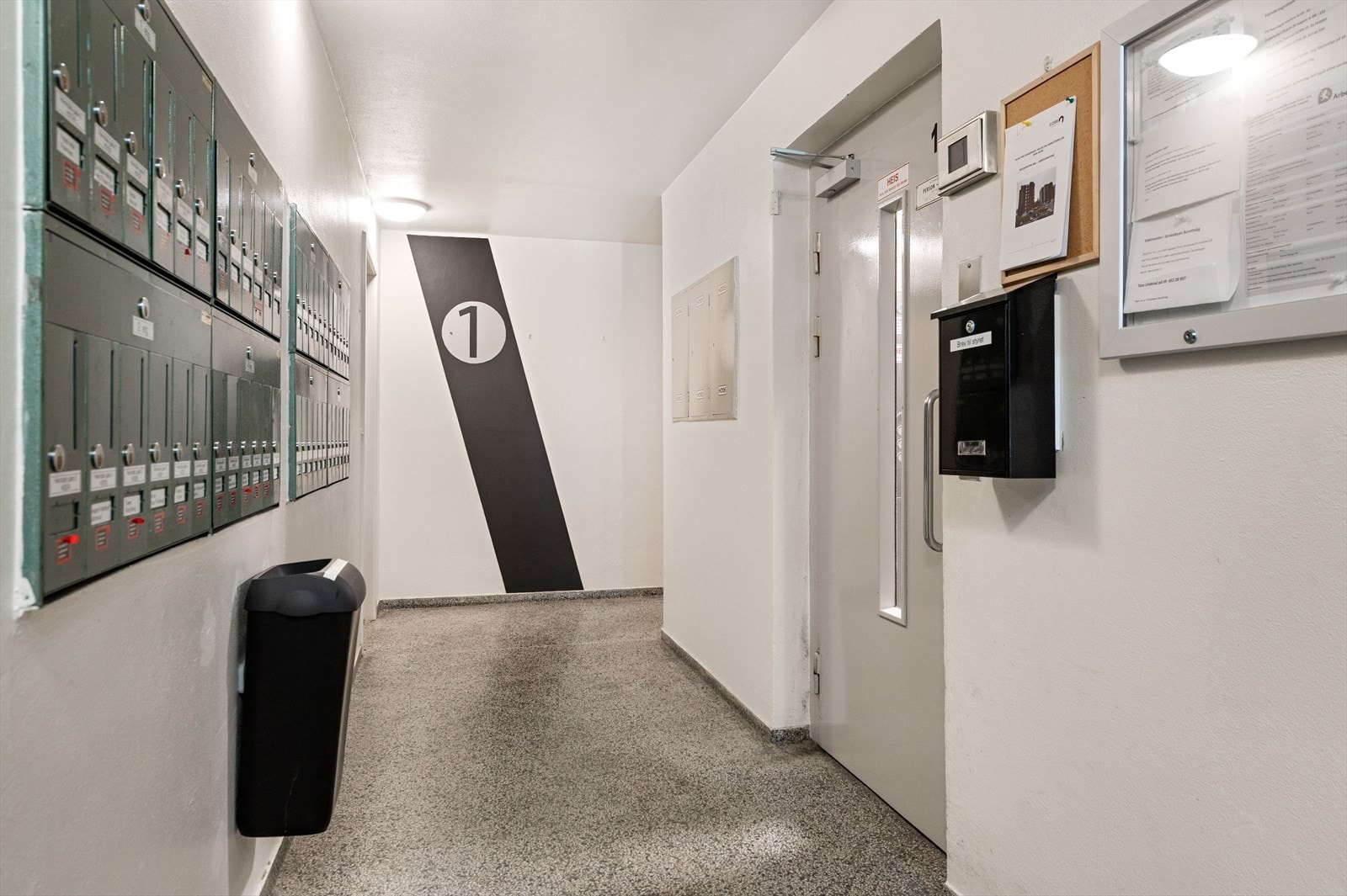 Felles oppgang med postkasser og heis. Galleribilde