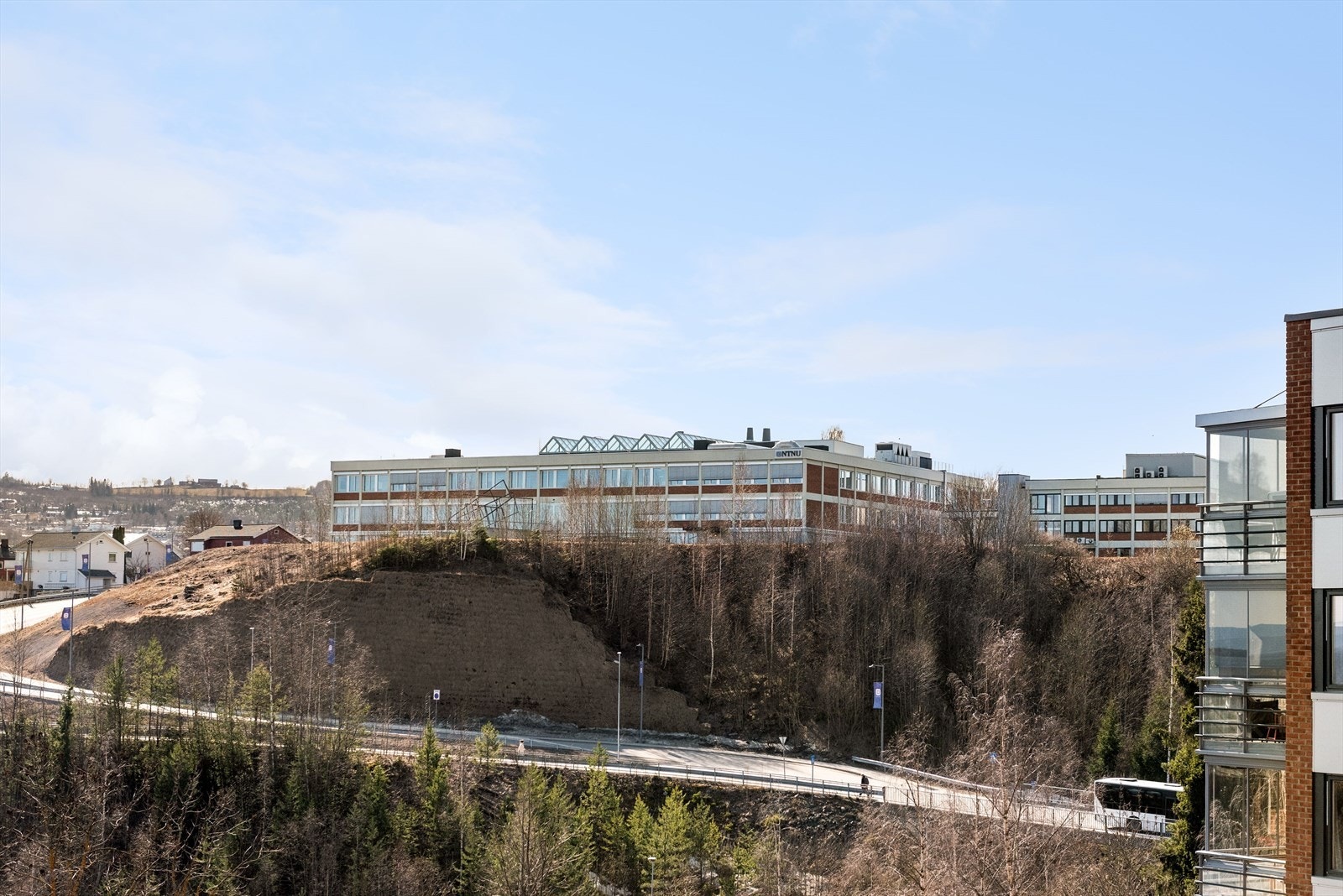 NTNU og Fagskolen ligger i kort gangavstand fra leiligheten. Galleribilde