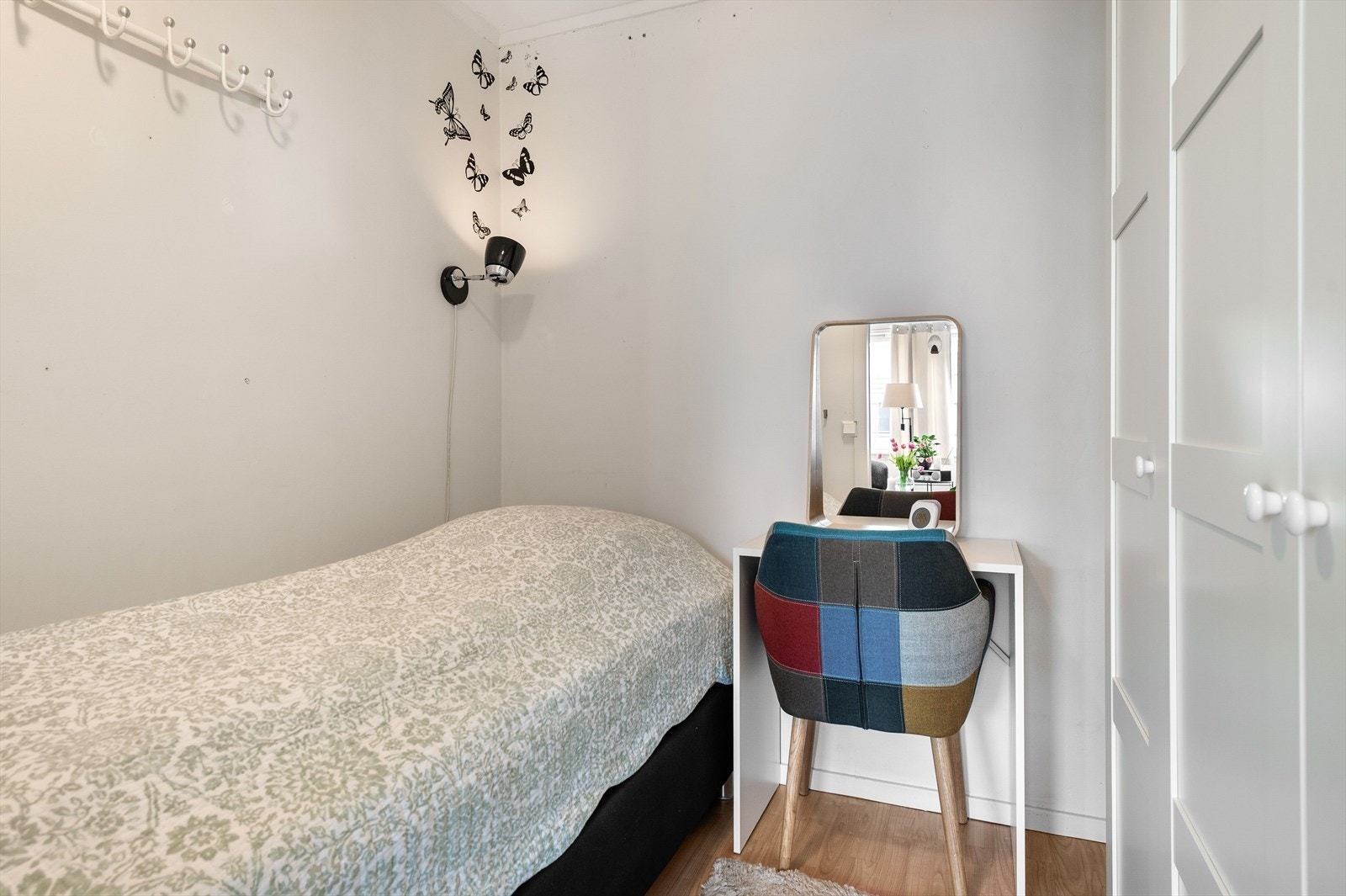 Sovealkoven har mye skapplass Galleribilde