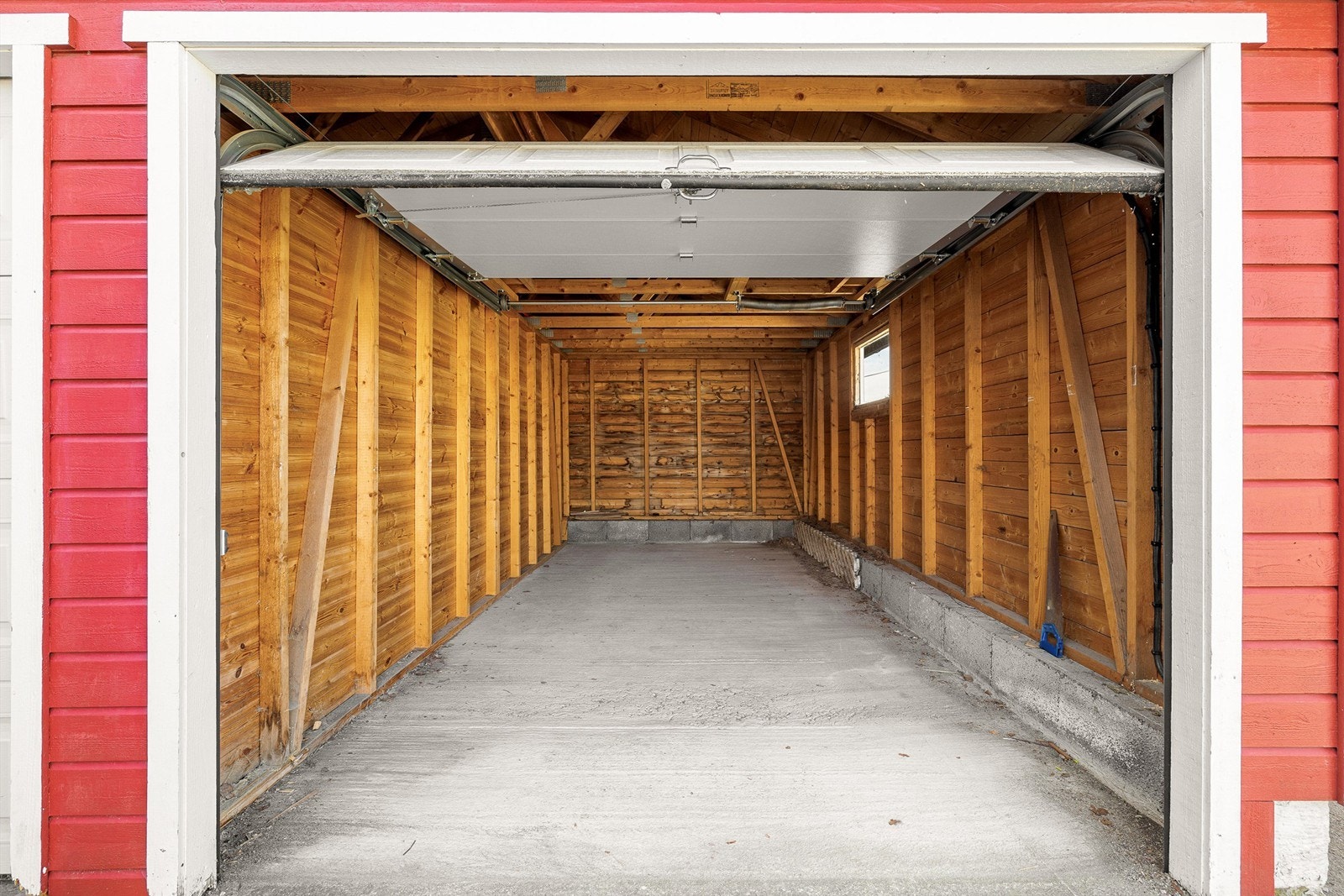 I frittstående dobbelgarasje rett utenfor hovedinngangen disponerer leiligheten egen garasje på ca. 16 kvm. Galleribilde