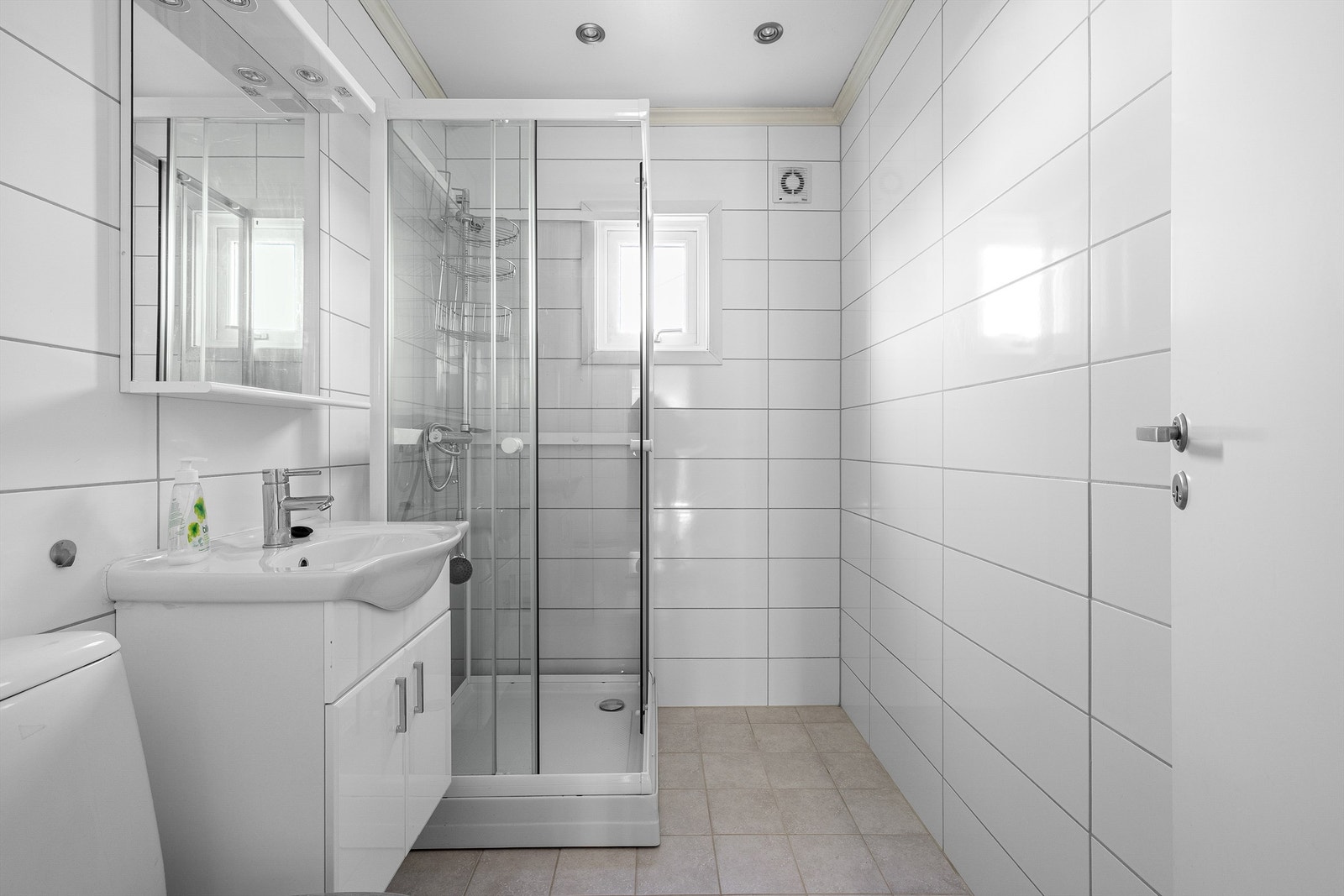 Badet ble renovert i 2015 med hjelp av innleid fagpersonell. Gulv og vegger er flislagt, gulvet har også elektrisk varme. Galleribilde