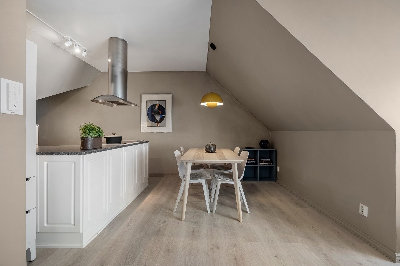 Kjøkken med spiseplass. Galleribilde