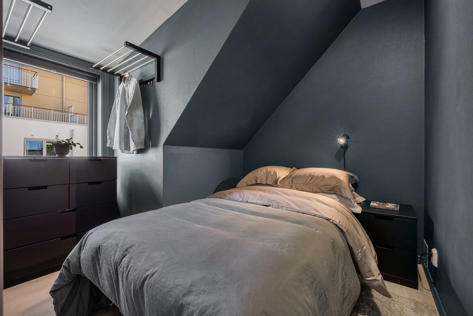 Soverom med plass til dobbeltseng og garderobeløsning. Galleribilde