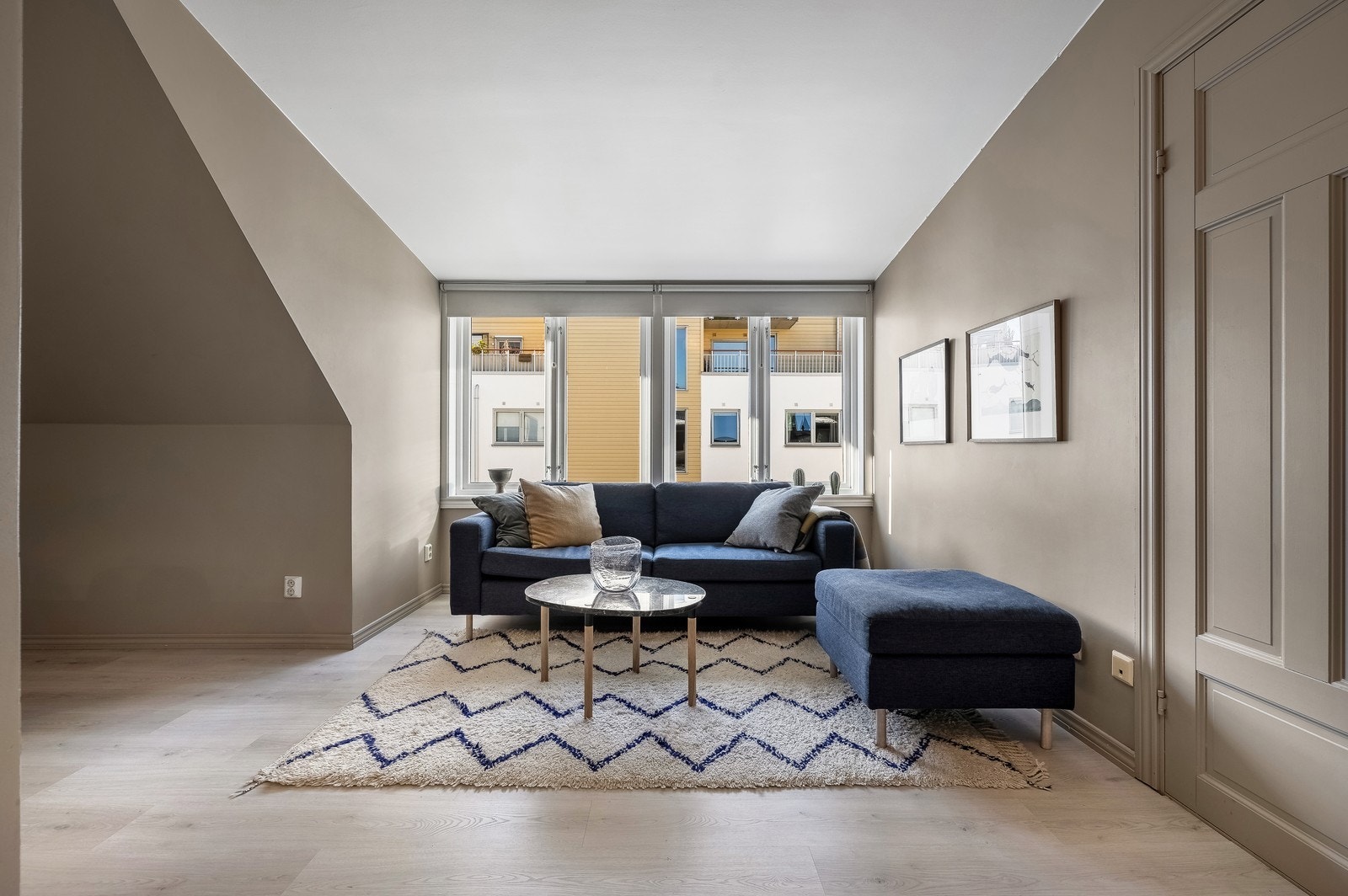 Naturlig plassering av sofa. Galleribilde