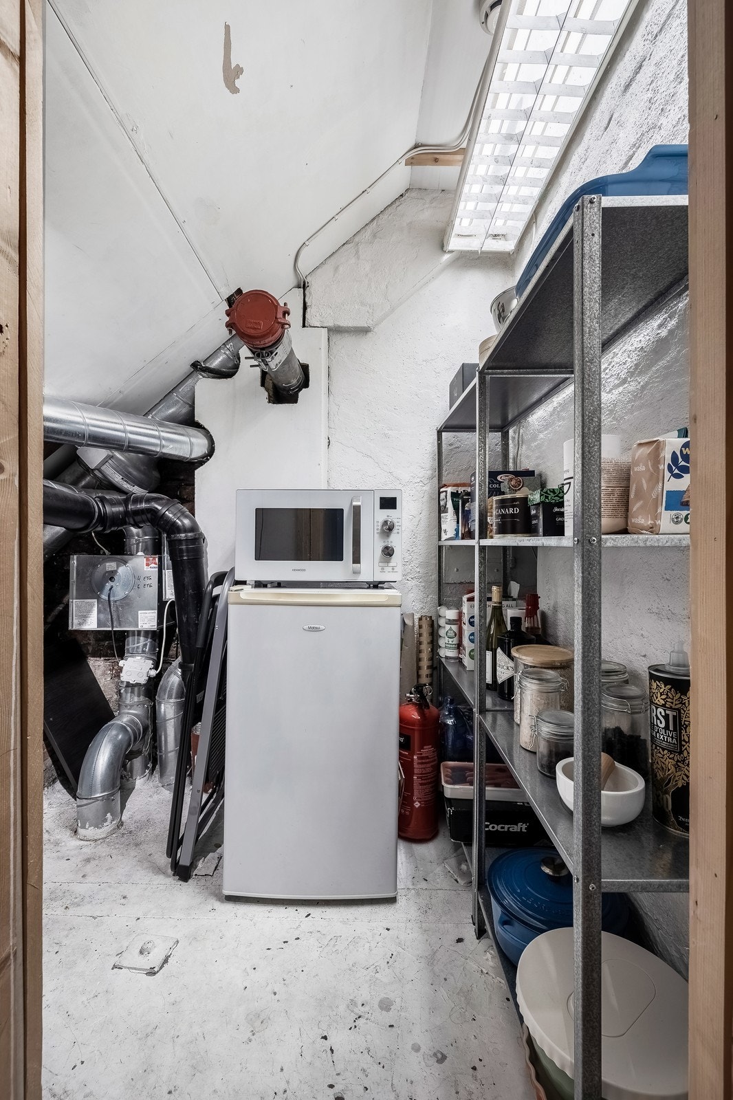 Praktisk innvendig bod med mye plass. Galleribilde