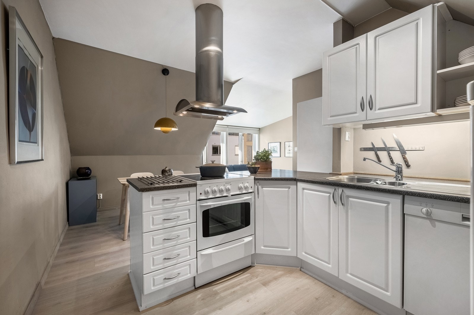 Kjøkken med hvite, profilerte fronter. Galleribilde