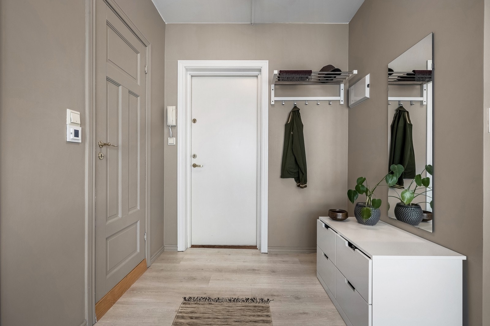 Praktisk entrè med mulighet for oppbevaring av tøy. Galleribilde