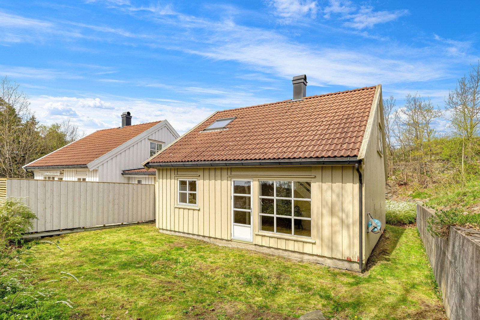 Skjermet hage med utgang fra stua Galleribilde