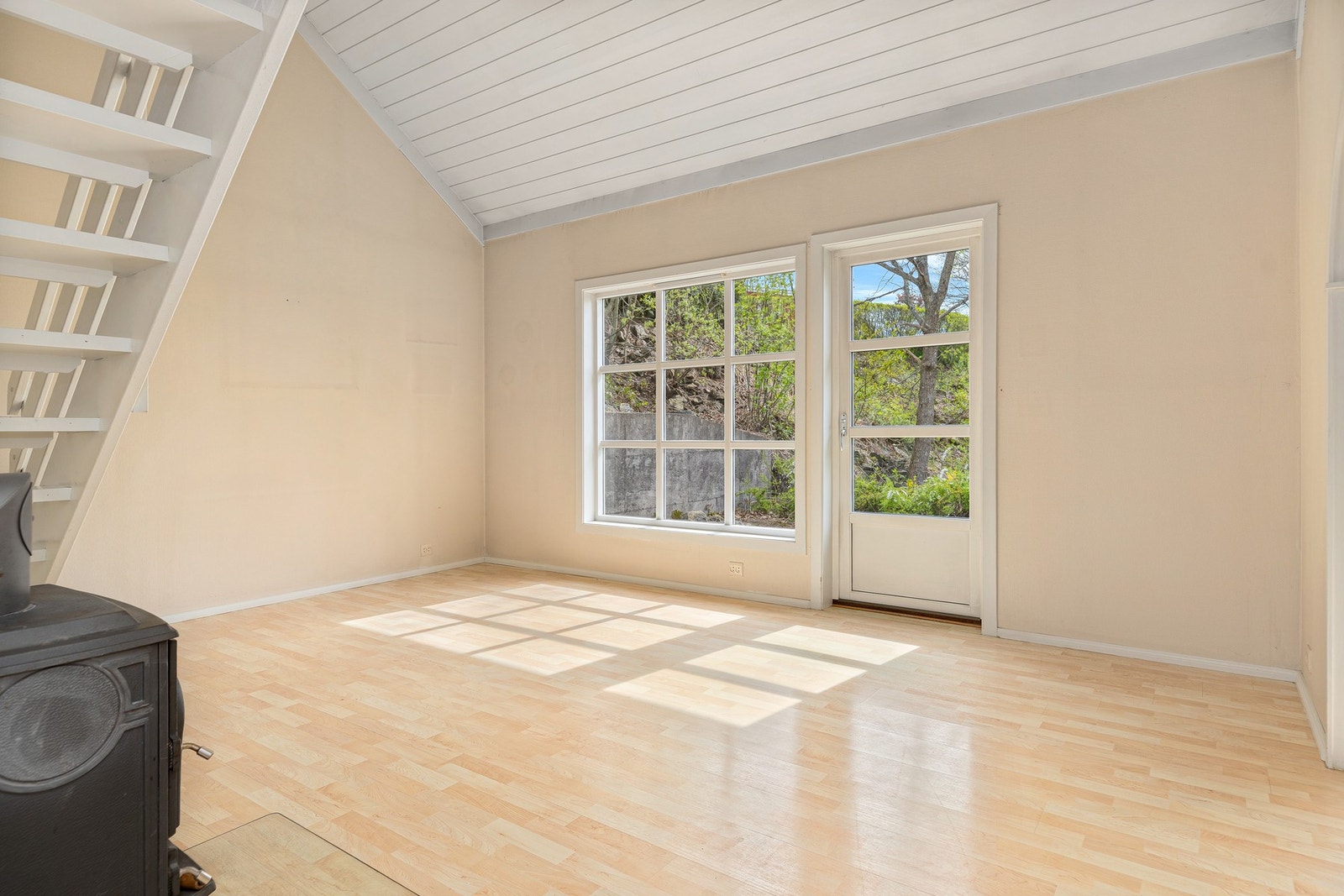 Lys stue med meget god takhøyde opp mot hems Galleribilde