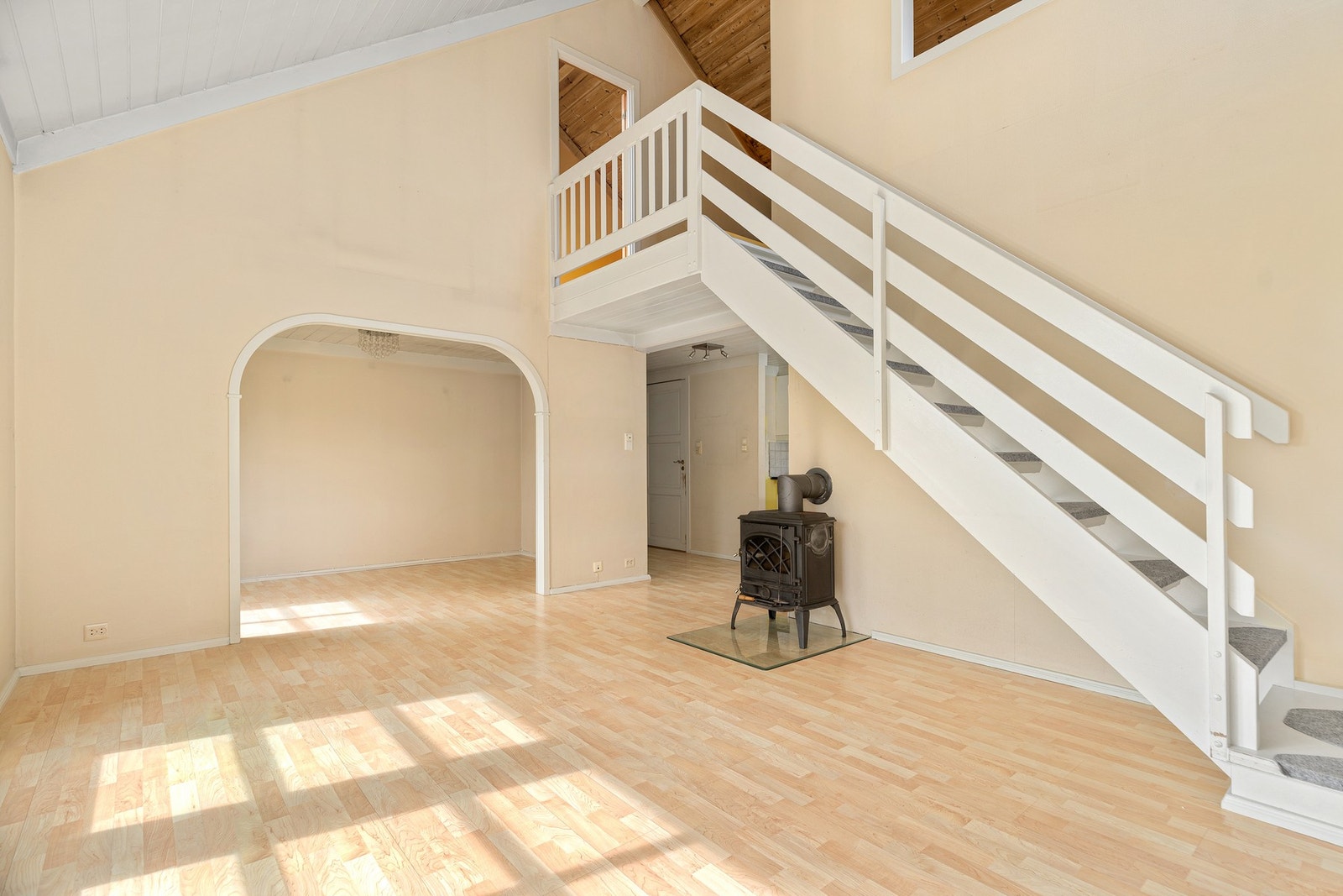 Stua er delt i to soner, her kan det være mulig å dele av mer permanent Galleribilde