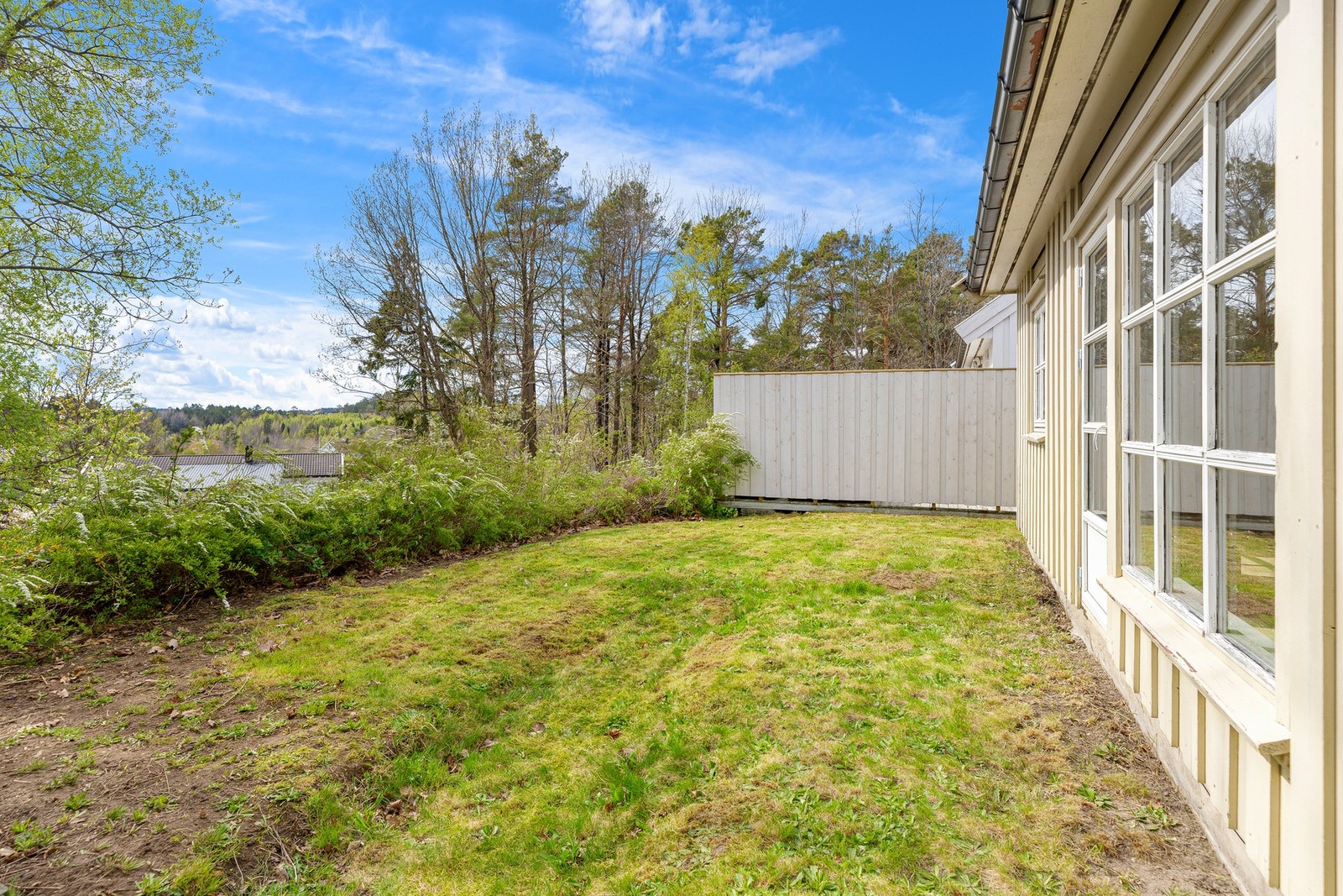 Gode solforhold i hagen og fin plass til for eksempel trampoline Galleribilde