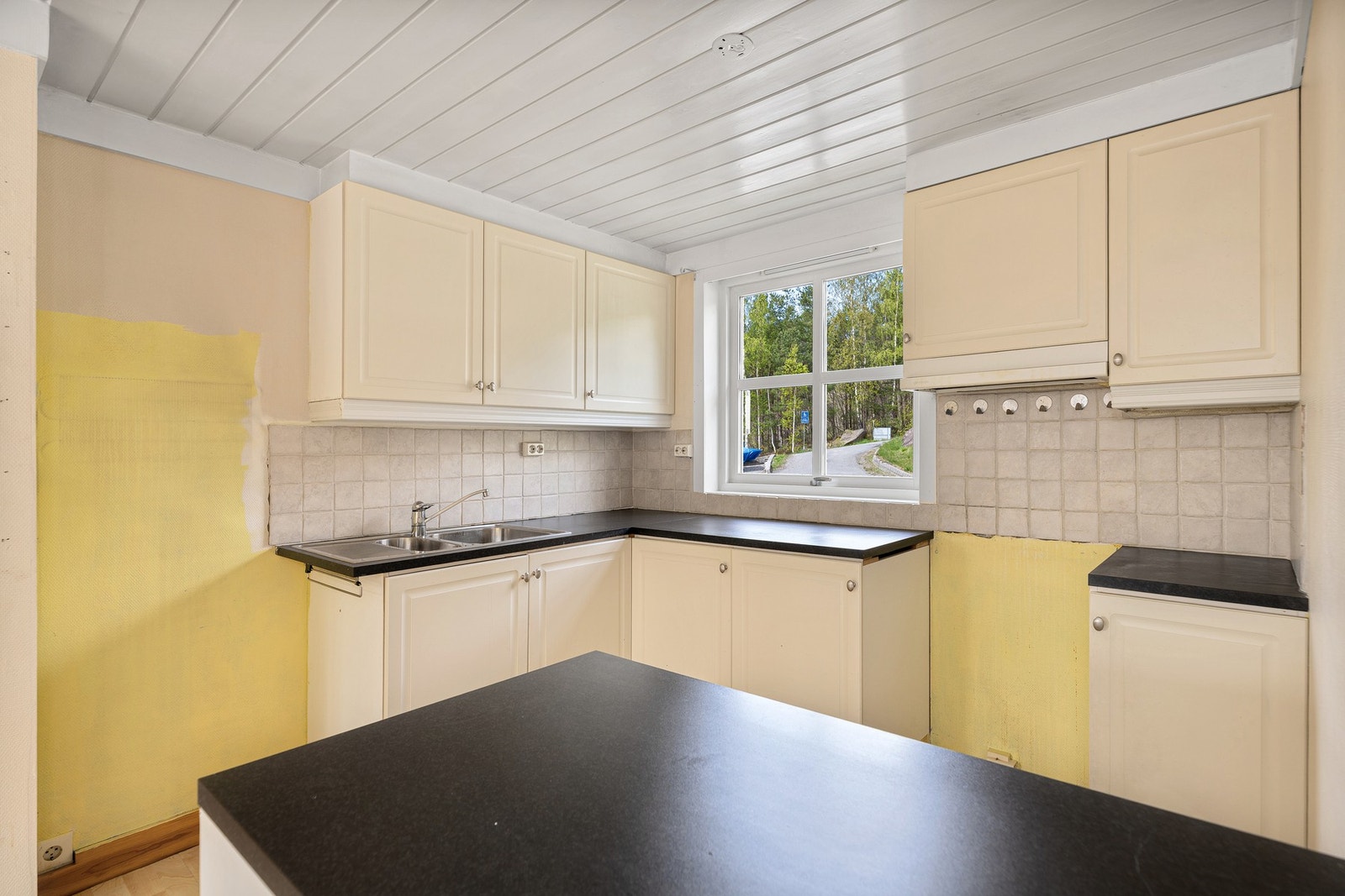 Kjøkken med halvøy som gir god skap- og benkeplass Galleribilde