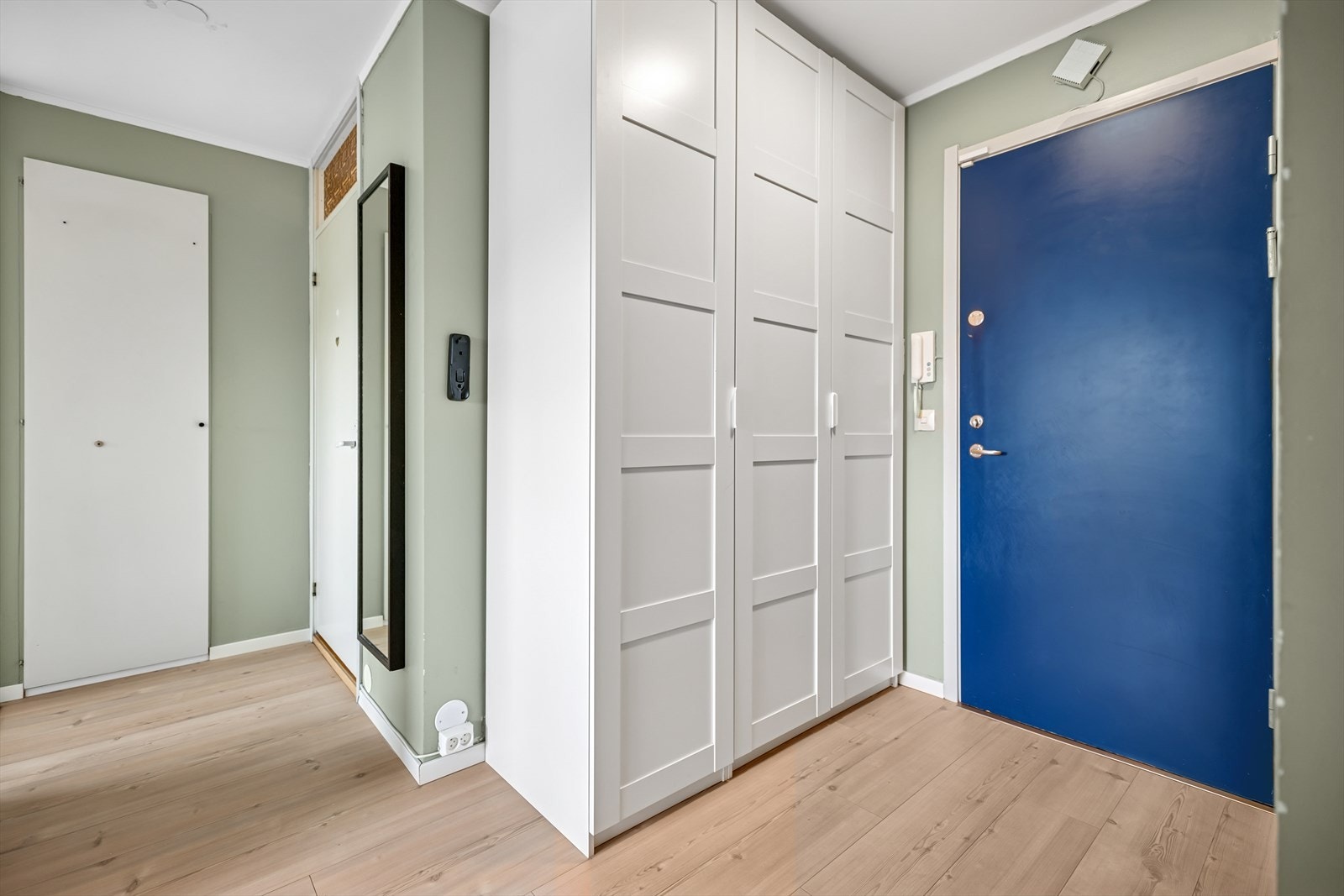 Entreen er innredet med garderobeskap. Galleribilde